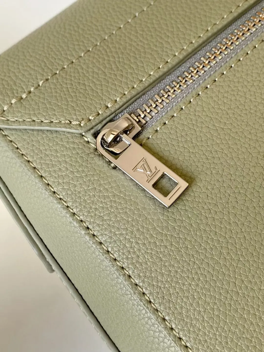 Louis Vuitton Takeoff Messenger M22505 - 图片 9