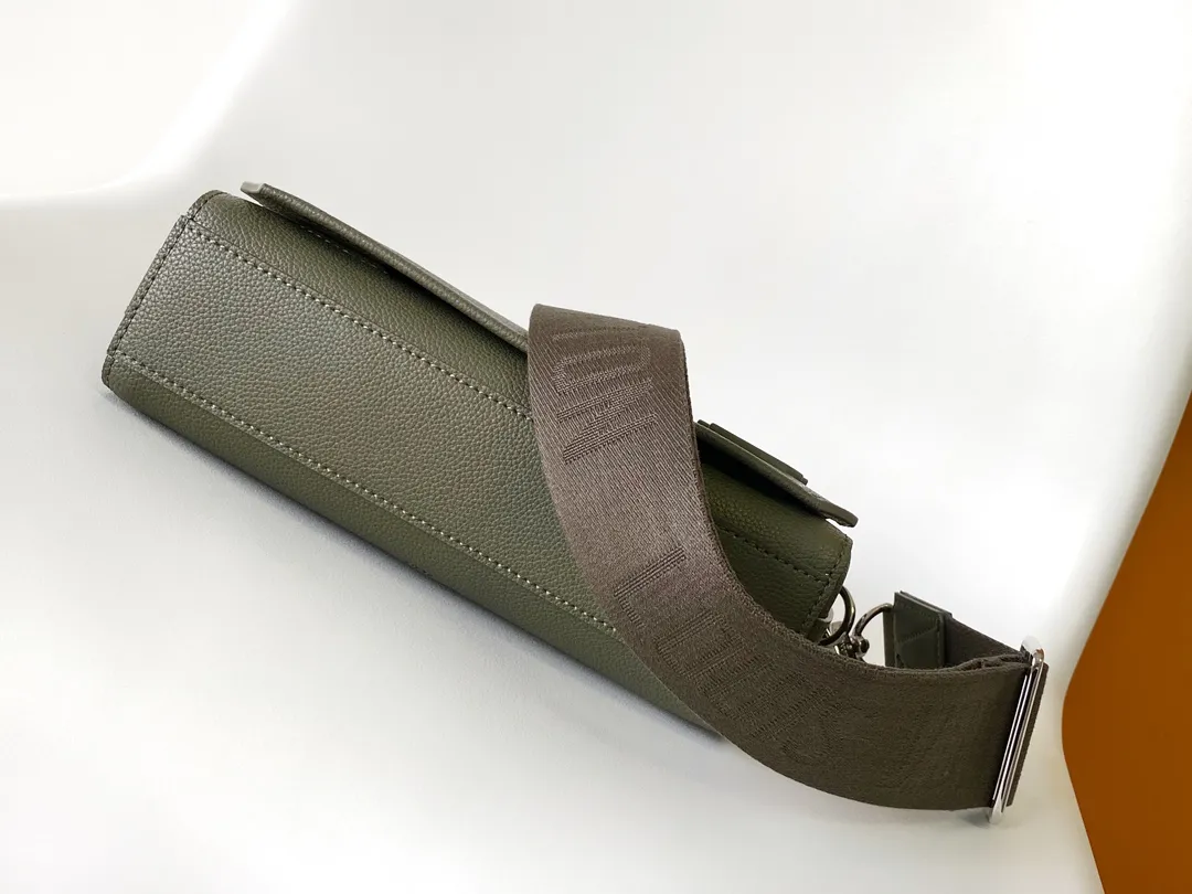 Louis Vuitton Takeoff Messenger M25125 - 图片 6
