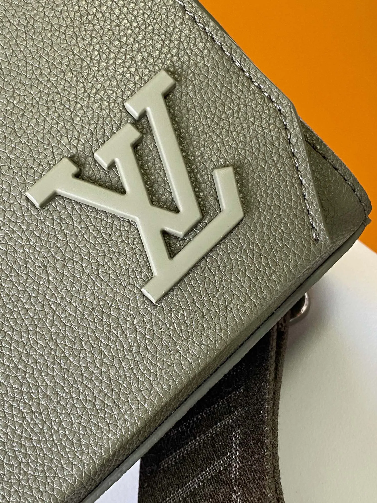Louis Vuitton Takeoff Messenger M25125 - 图片 7