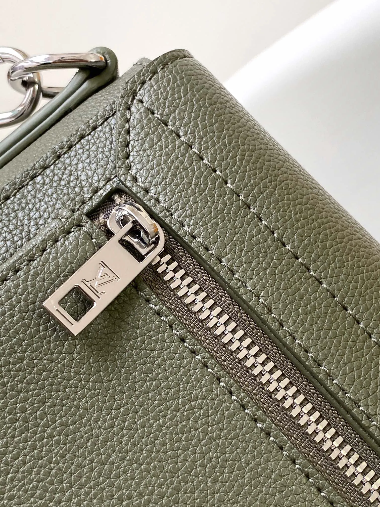 Louis Vuitton Takeoff Messenger M25125 - 图片 8