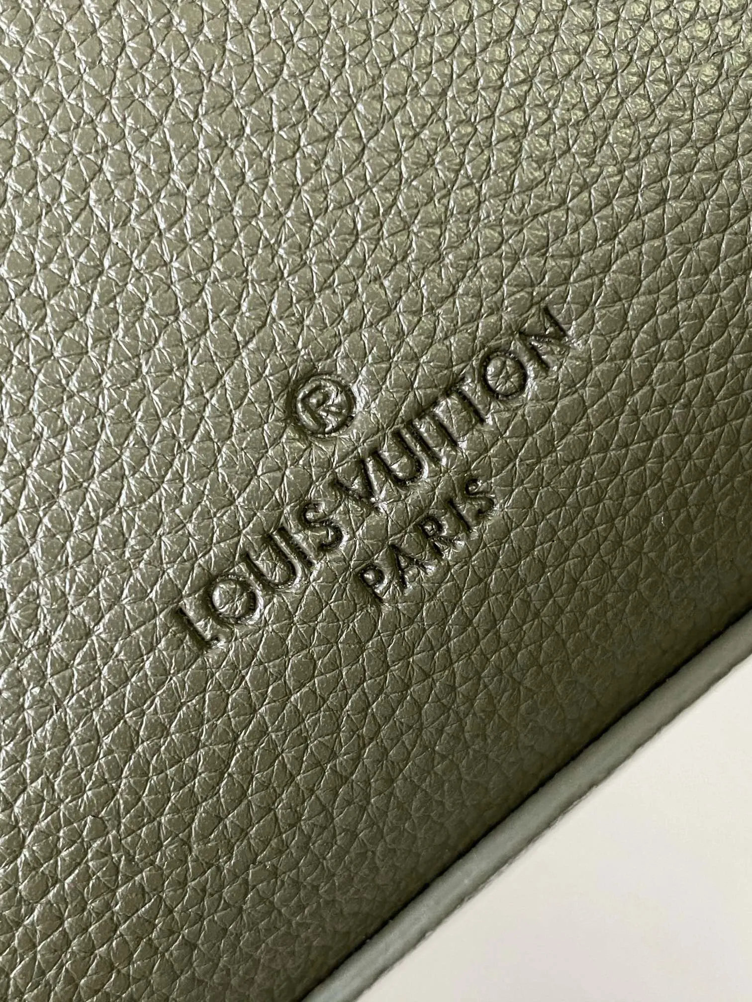 Louis Vuitton Takeoff Messenger M25125 - 图片 9