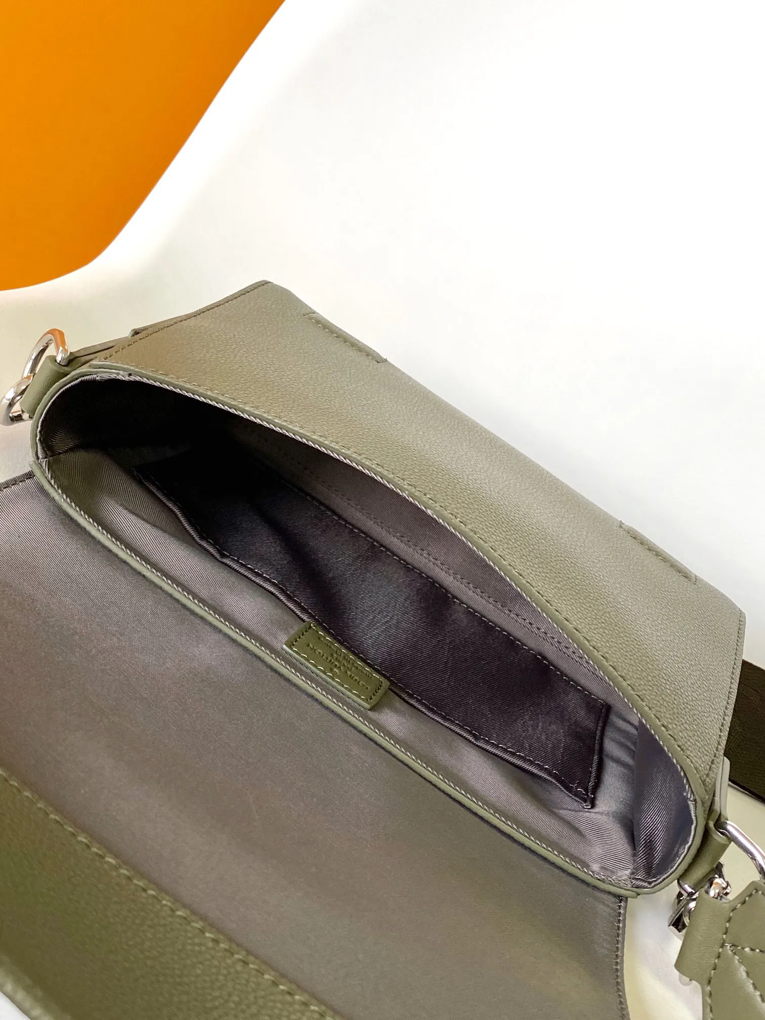 Louis Vuitton Takeoff Messenger M25125 - 图片 10