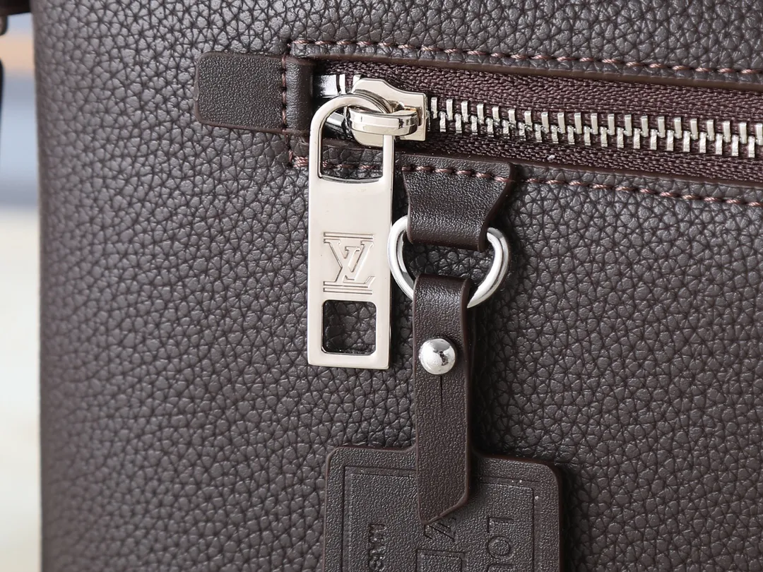 Louis Vuitton Takeoff Pouch M11485 - Image 9