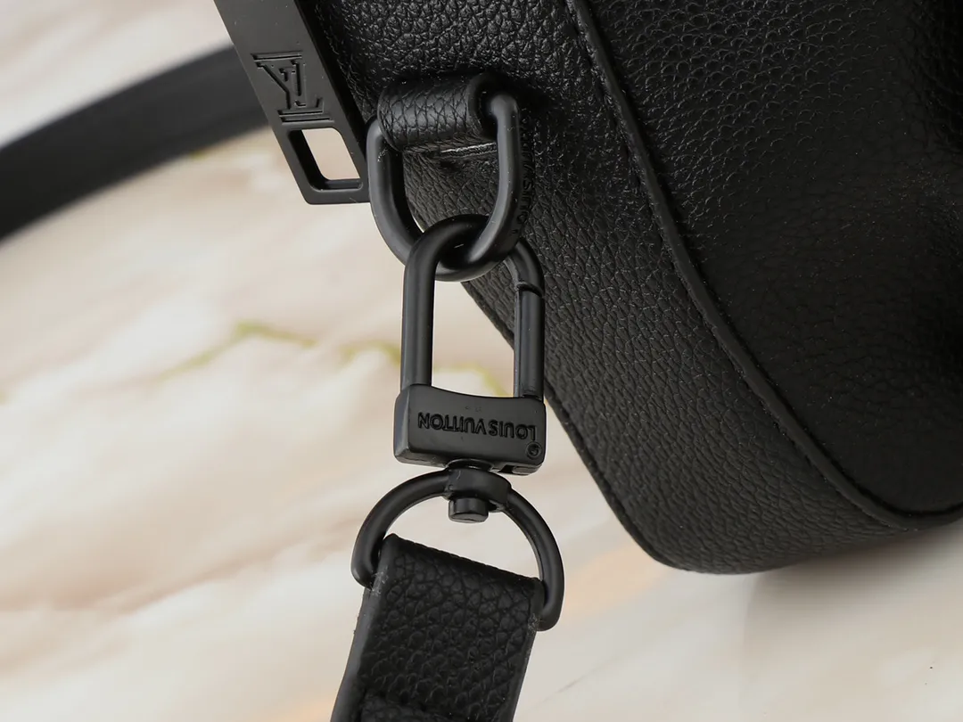 Louis Vuitton Pilot Wearable Wallet M83563 - Image 9
