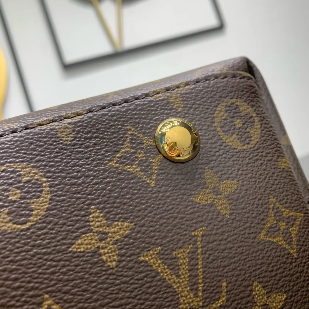 Alternative view of Louis Vuitton Again M25877