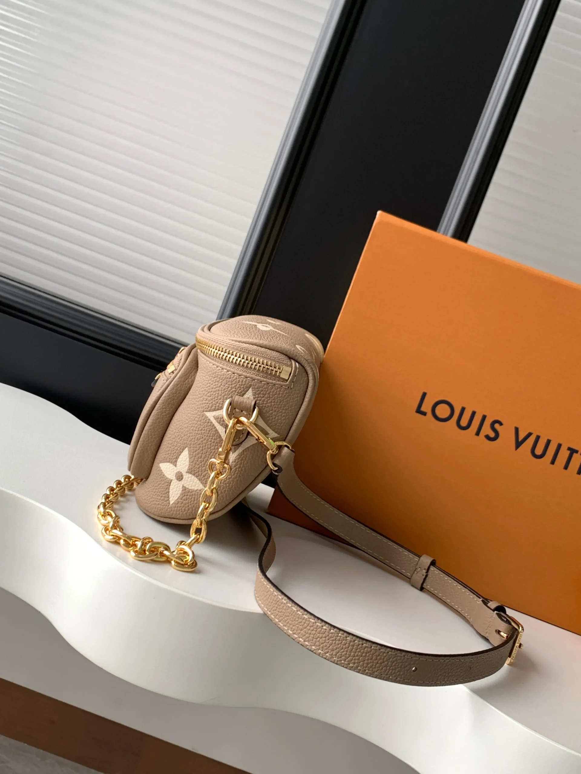 Louis Vuitton Mini Bumbag M83219 - Image 4