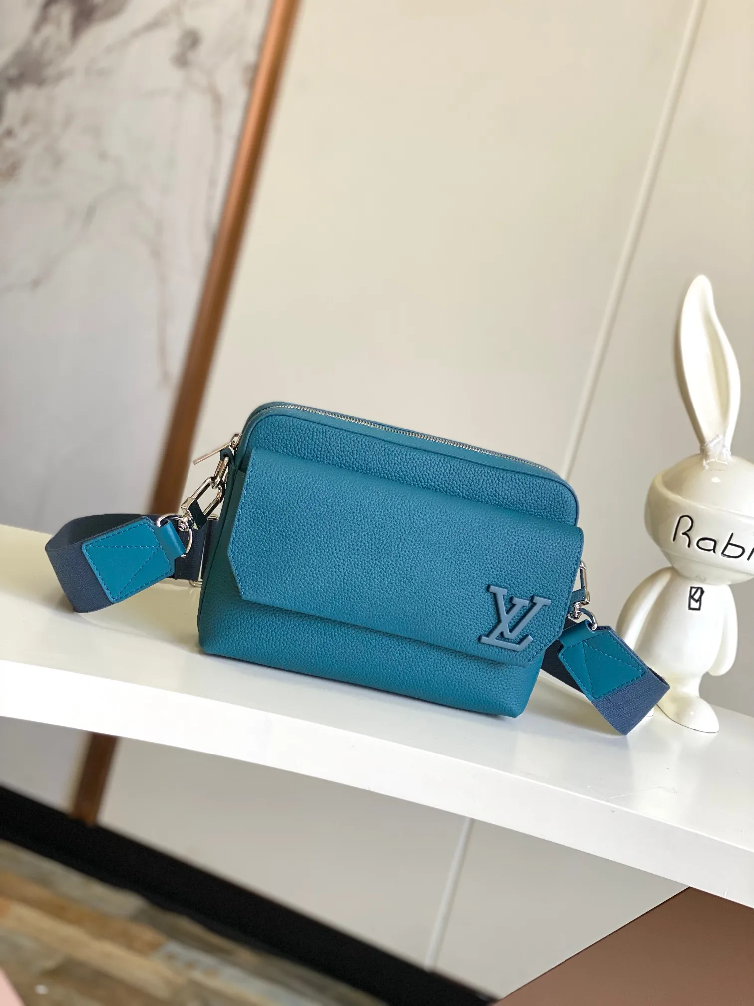 Louis Vuitton Fastline Messenger M24750 - 图片 3
