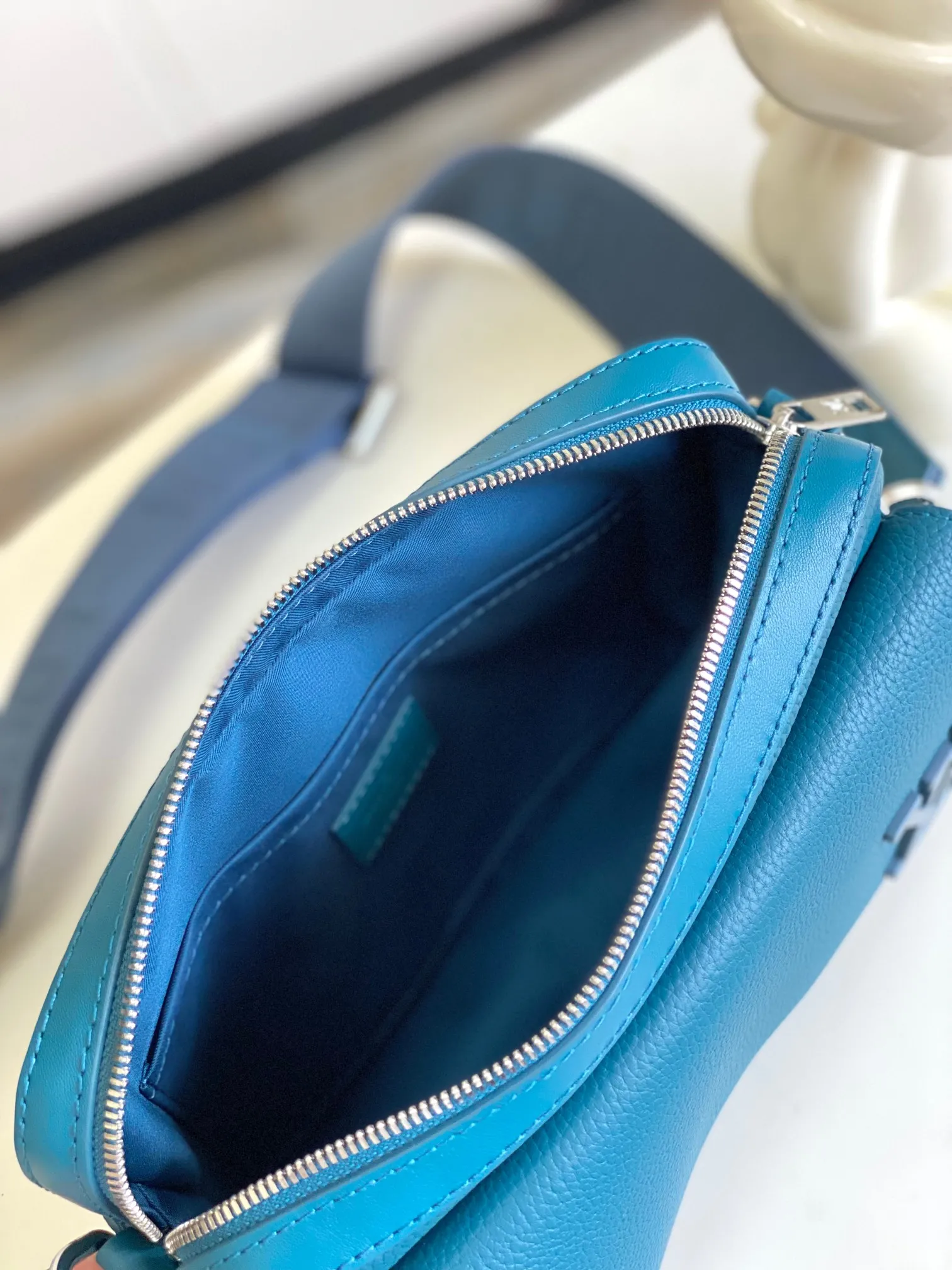 Louis Vuitton Fastline Messenger M24750 - 图片 10