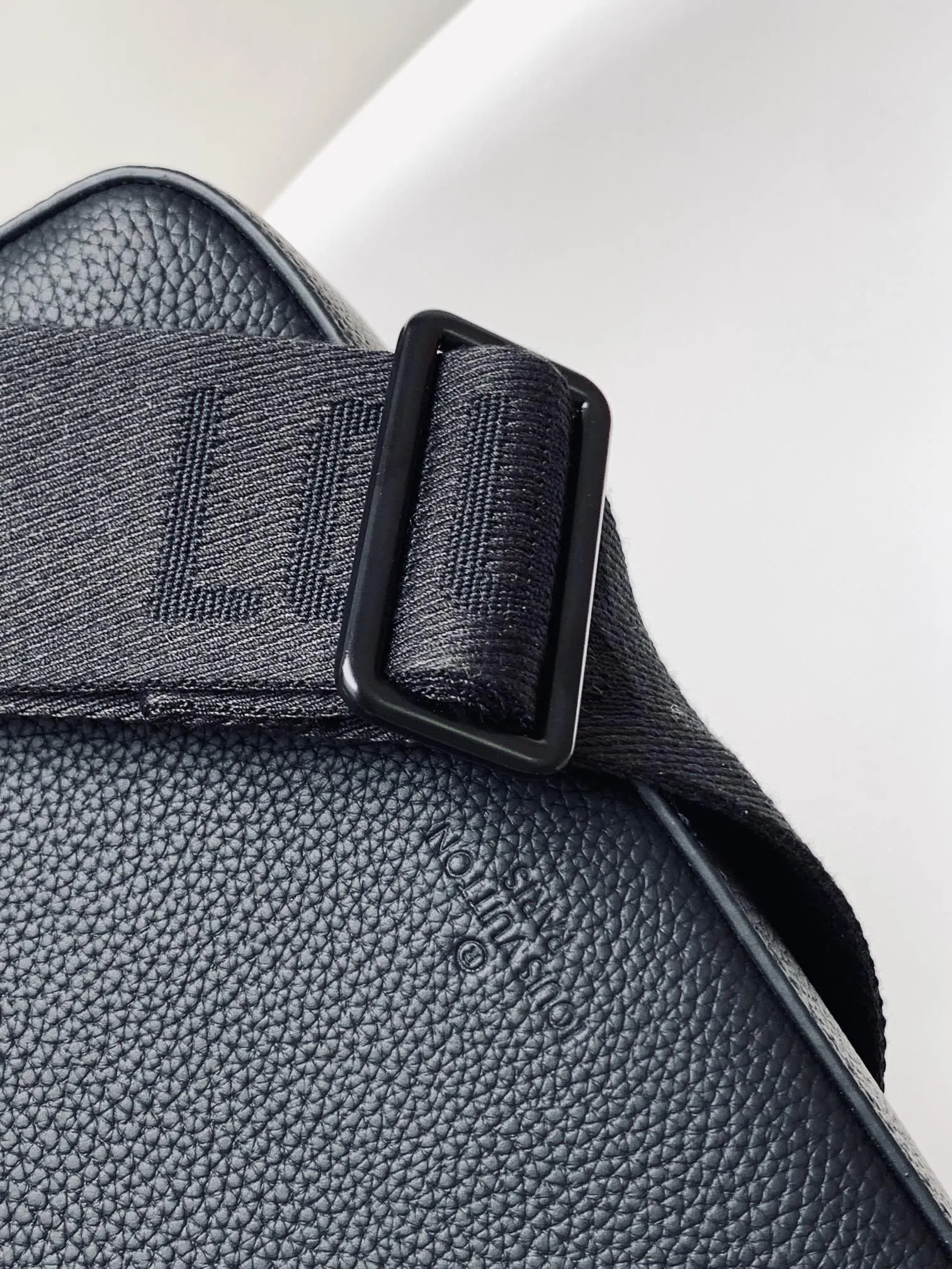 Louis Vuitton Fastline Messenger M22482 - 图片 9