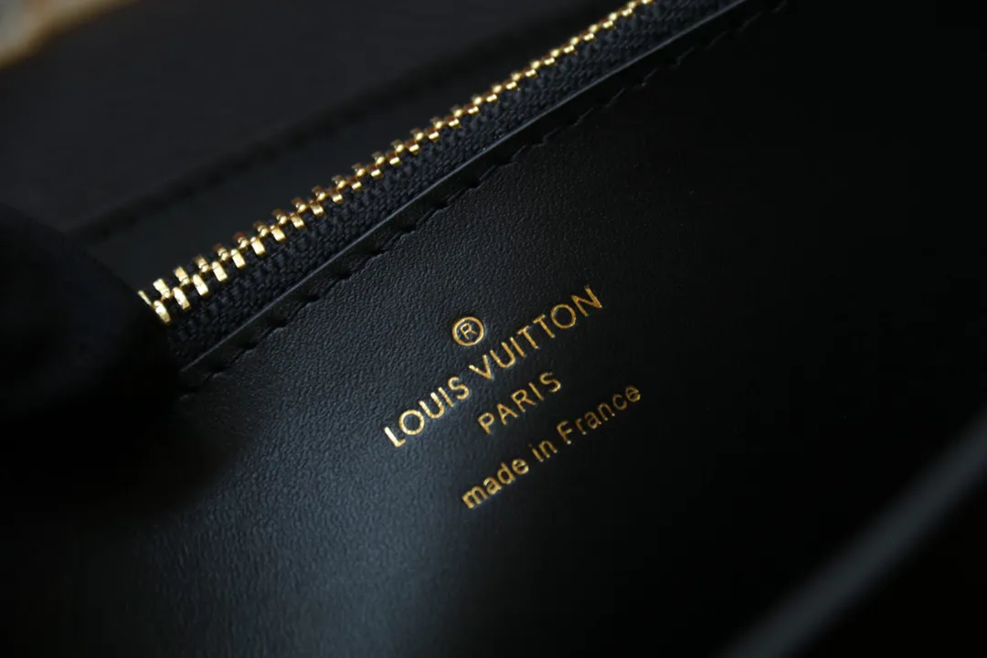 Alternative view of Louis Vuitton Capucines Wallet M64551