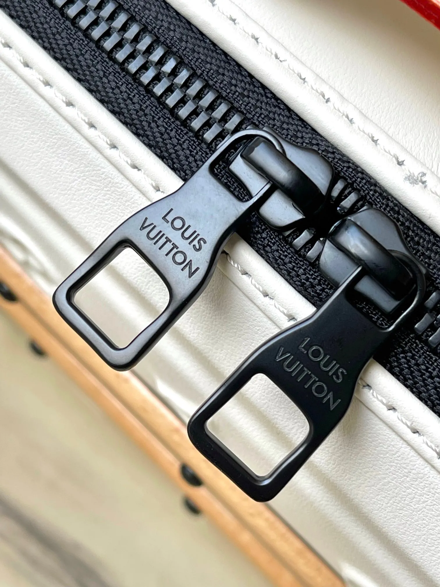 Alternative view of Louis Vuitton Future Trunk M21950