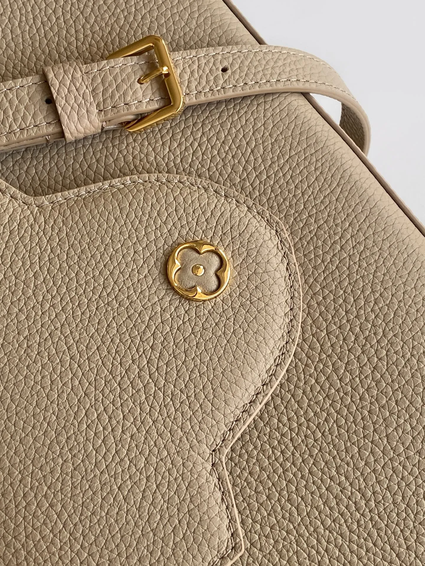 Louis Vuitton Capucines MM M24745 - Image 9