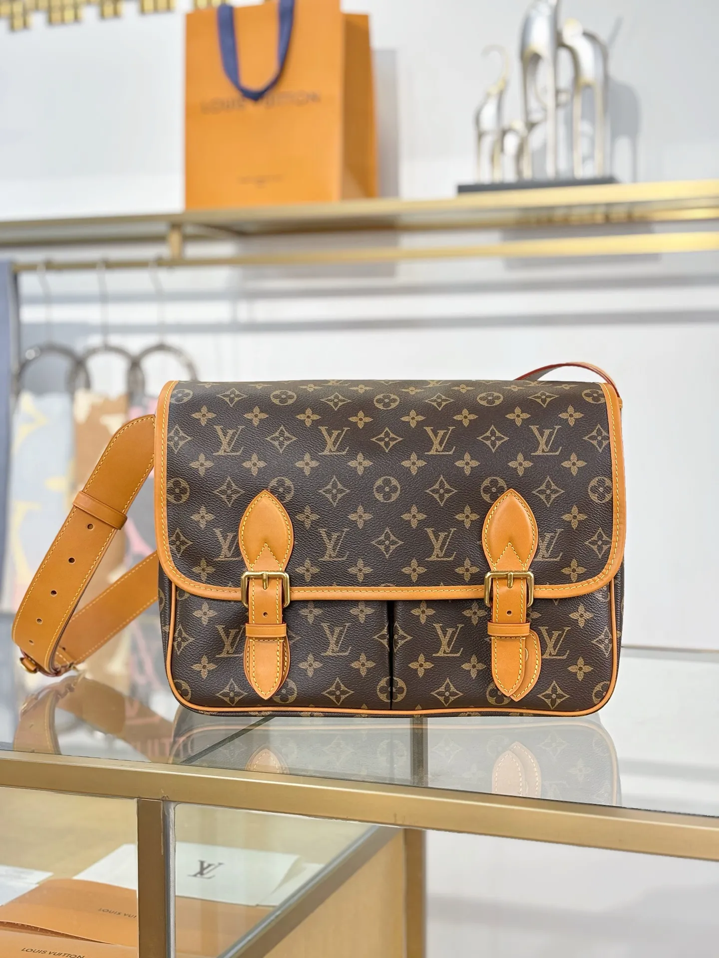 Louis Vuitton Satchel Messenger M14723 - 图片 3