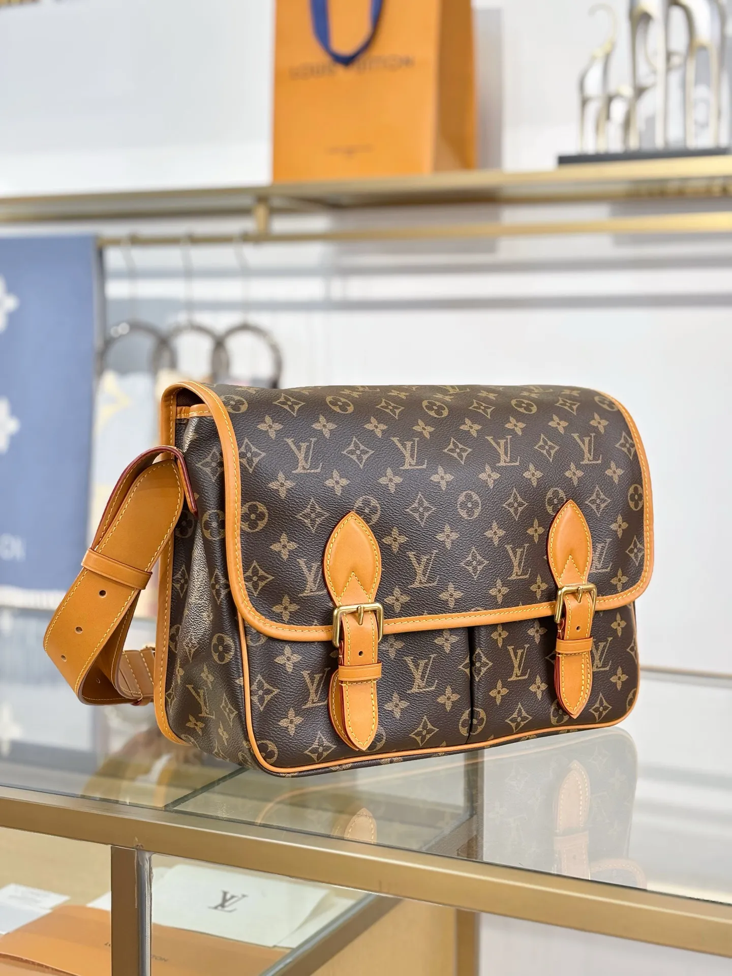 Louis Vuitton Satchel Messenger M14723 - 图片 5