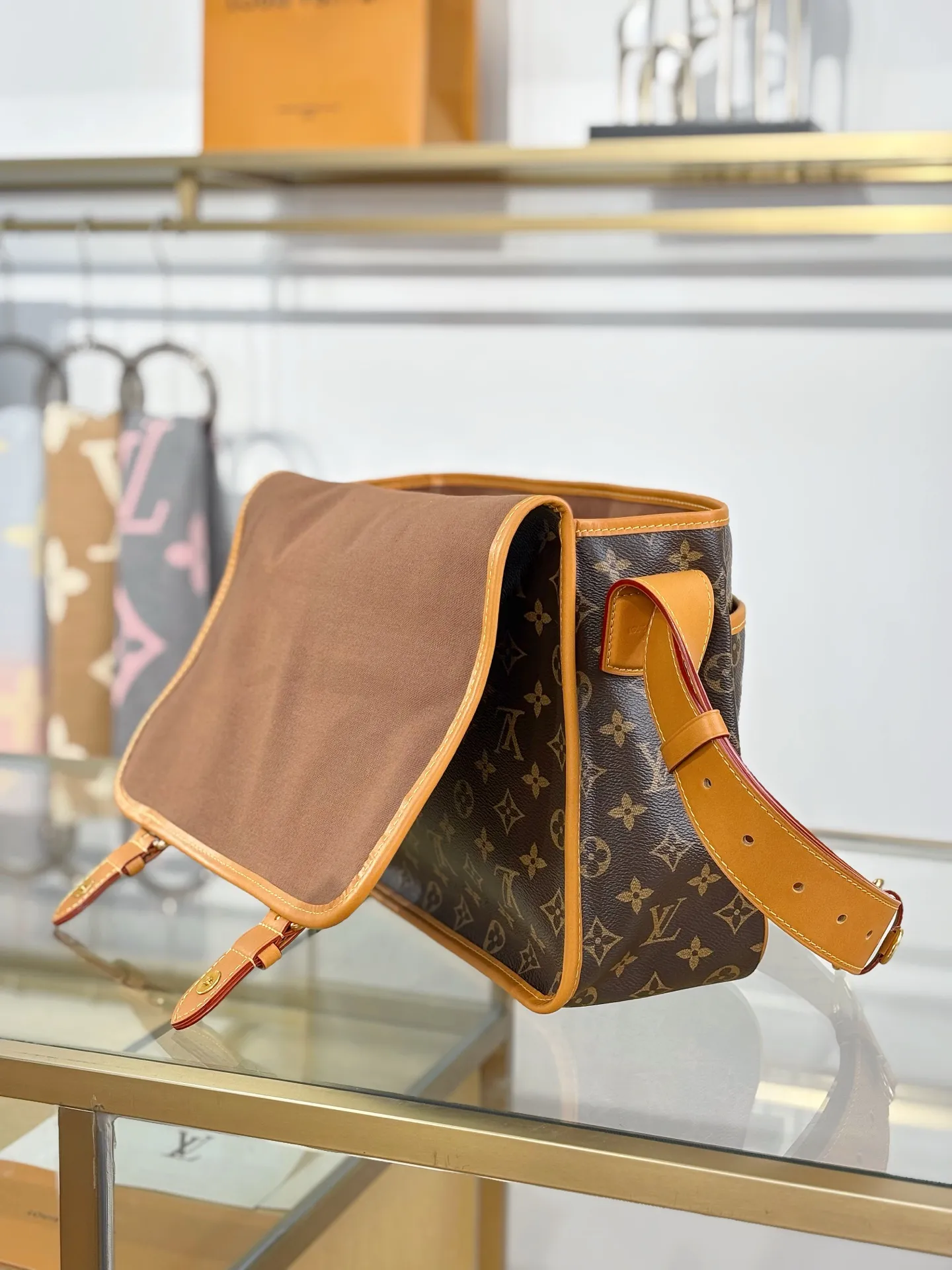 Louis Vuitton Satchel Messenger M14723 - 图片 8
