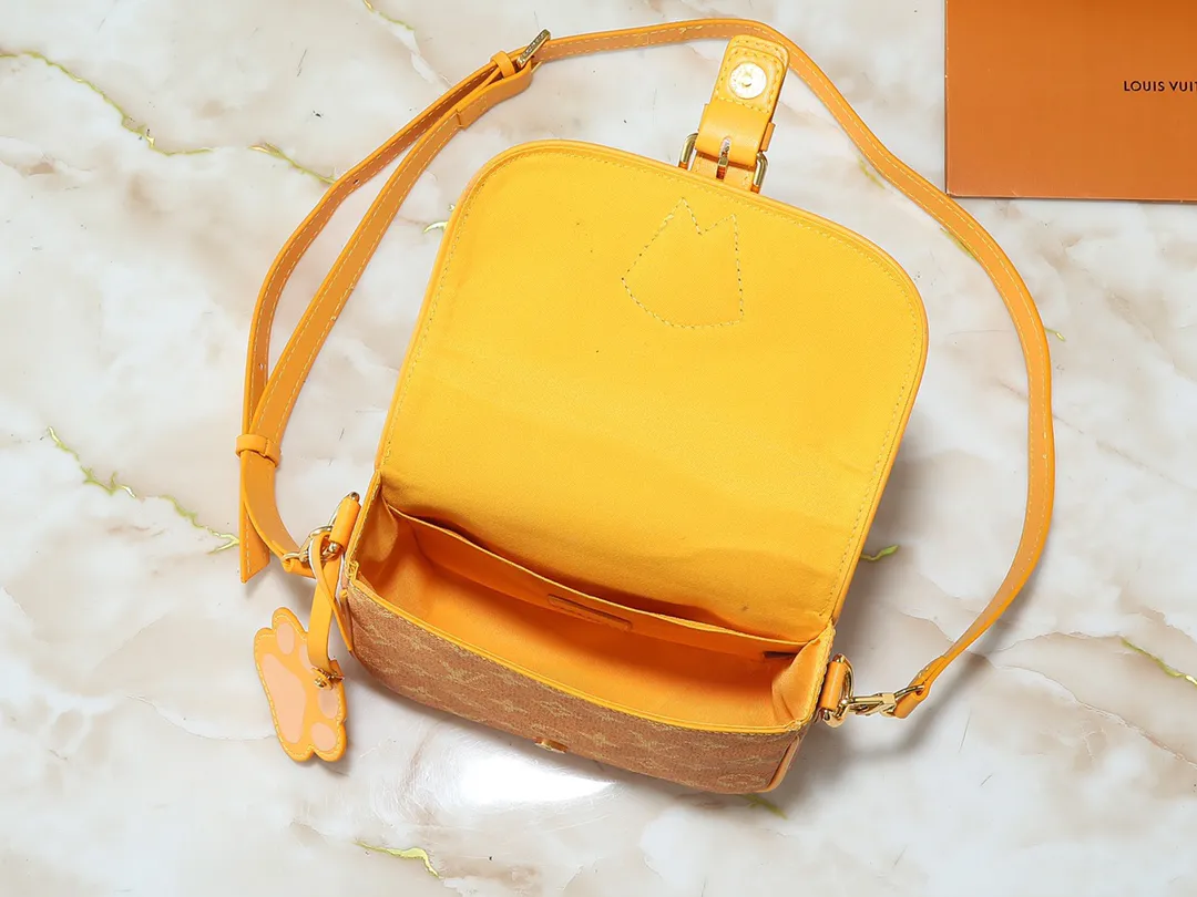 Alternative view of Louis Vuitton Montsouris Messenger M12694