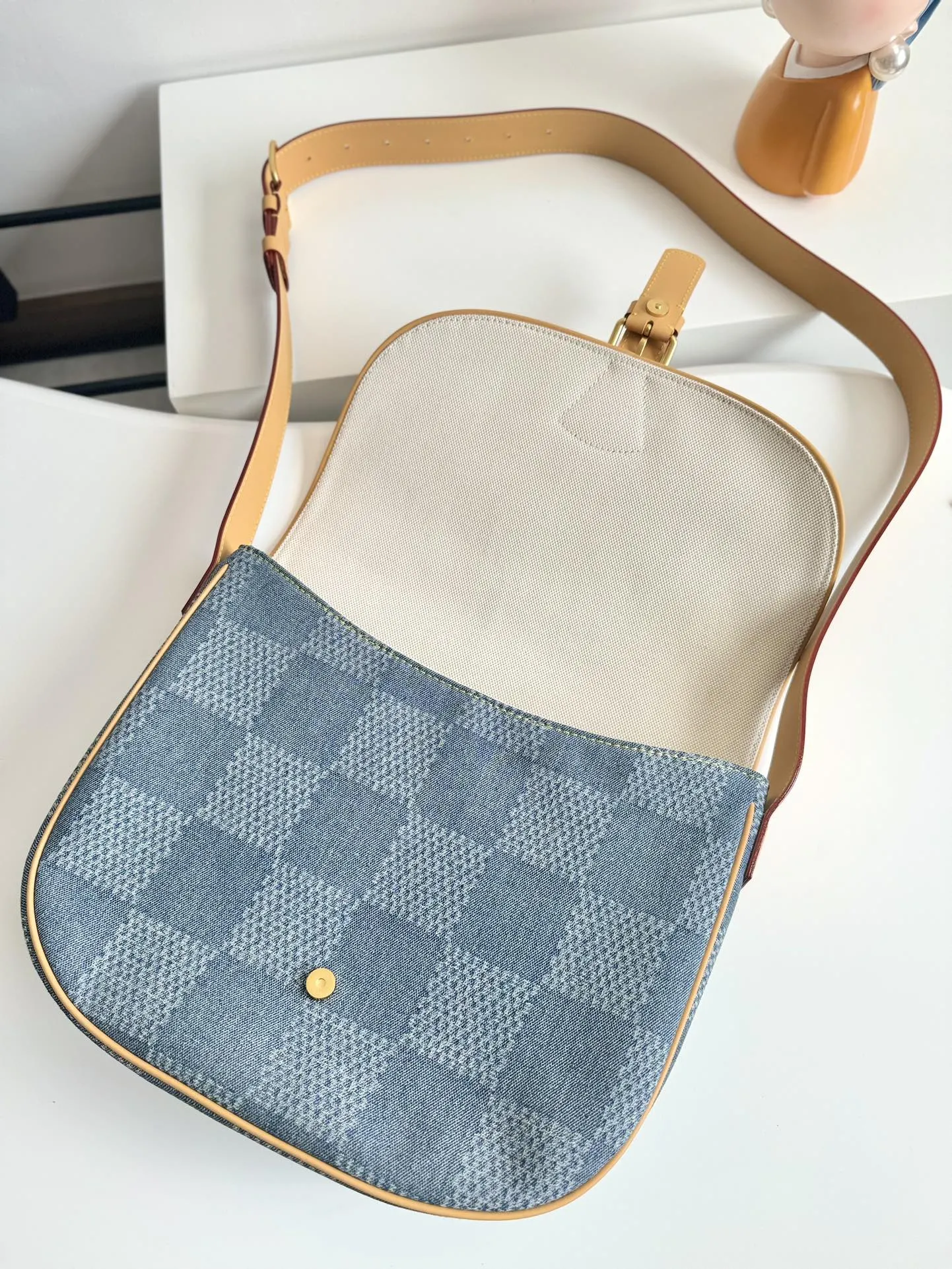 Louis Vuitton Montsouris Messenger MM N40743 - Image 9