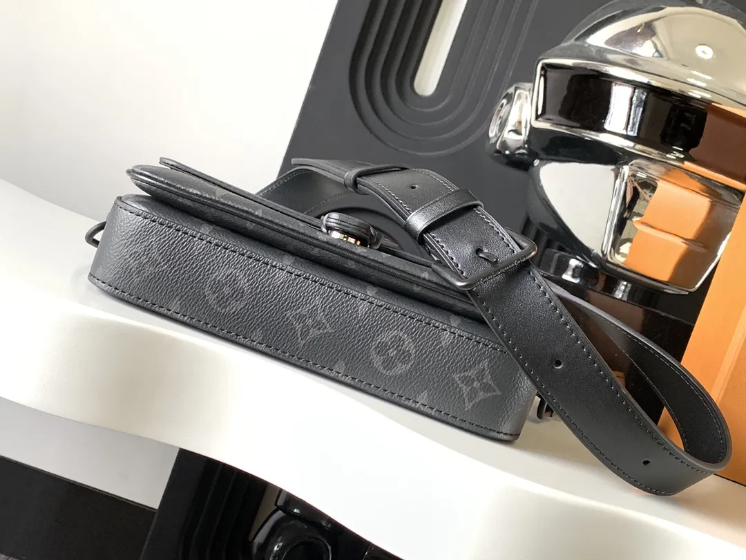 Louis Vuitton Montsouris Wearable Wallet M83567 - Image 6