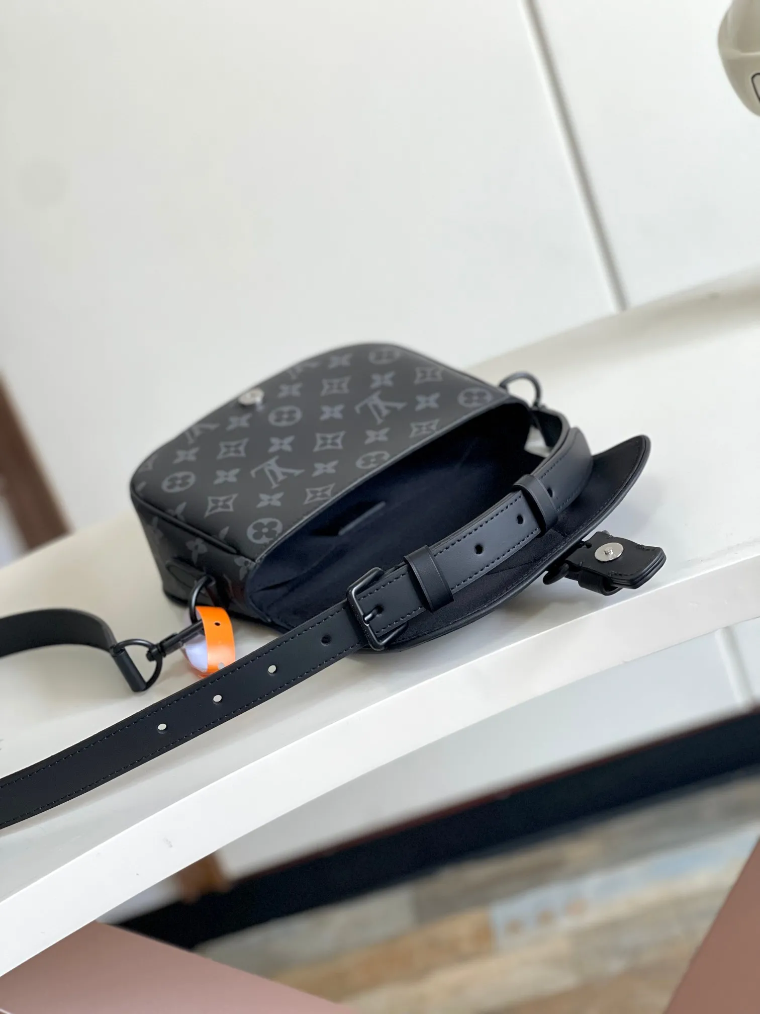 Louis Vuitton Montsouris Messenger PM M12519 - Image 10