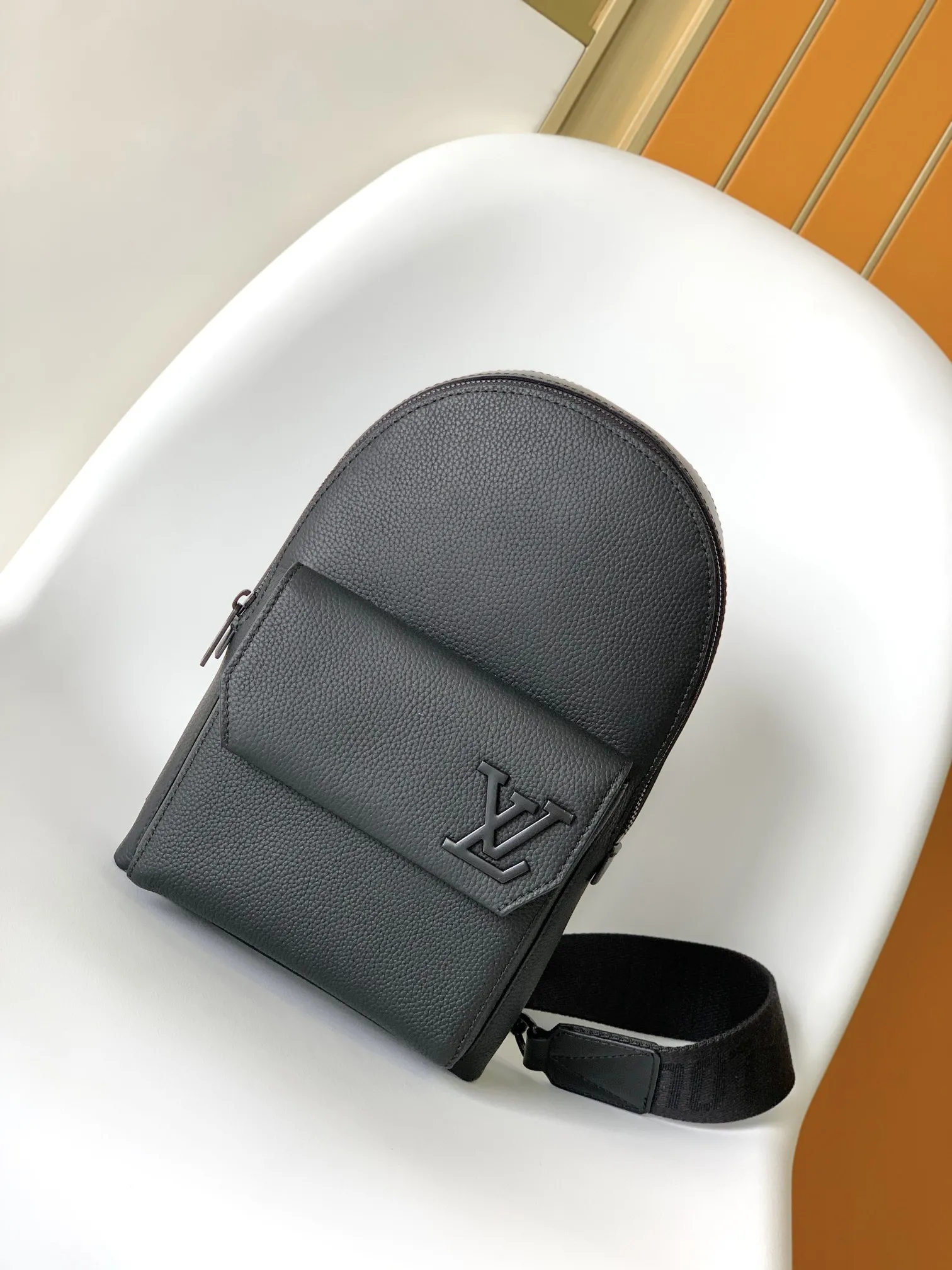 Louis Vuitton Pilot Slingbag M23736 - 图片 3