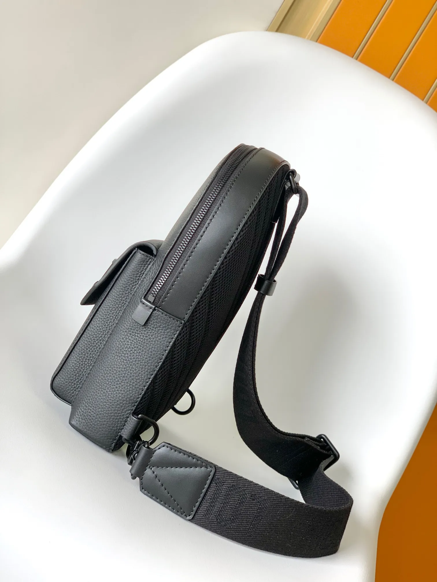 Louis Vuitton Pilot Slingbag M23736 - 图片 4