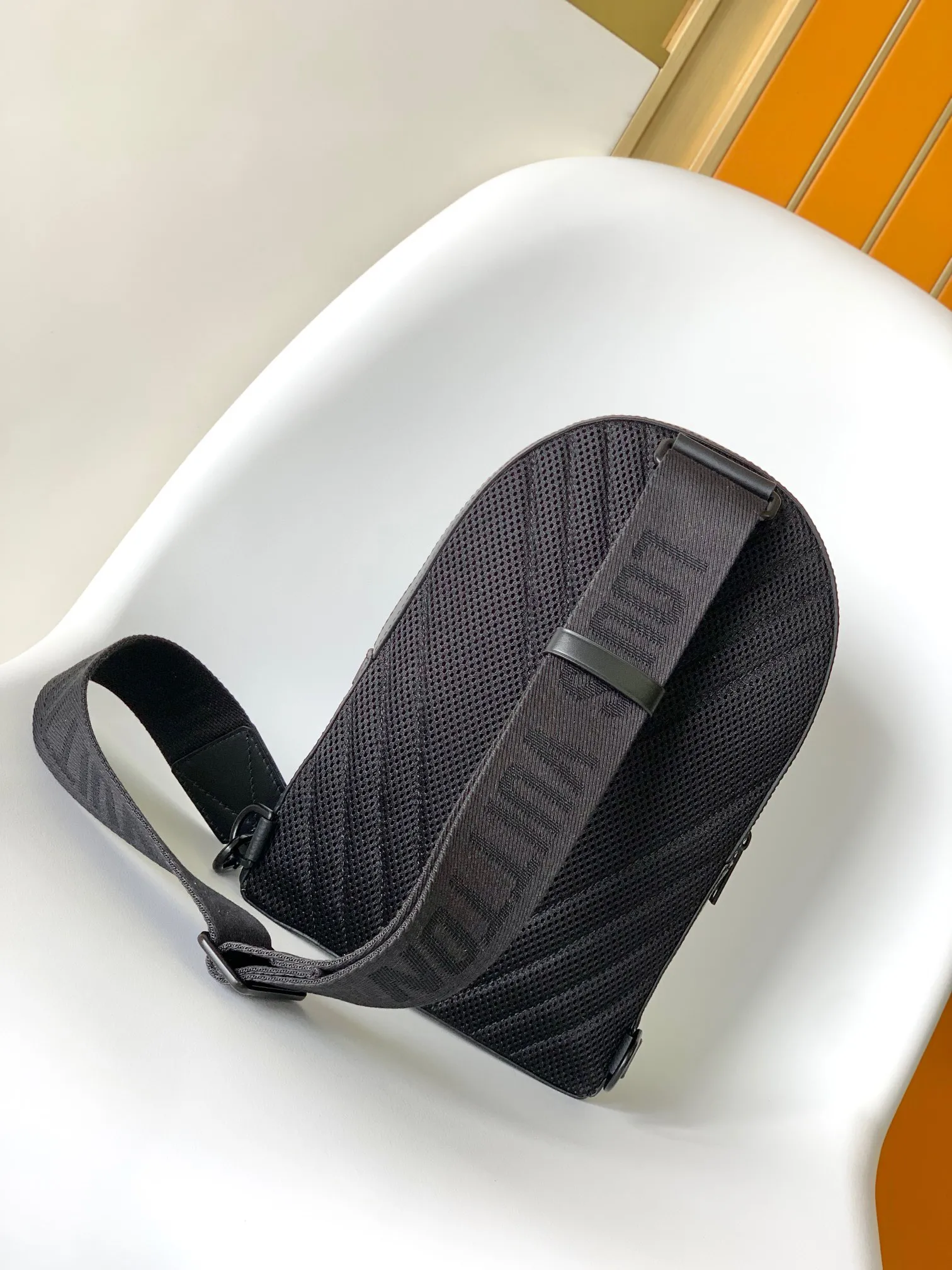 Louis Vuitton Pilot Slingbag M23736 - 图片 5