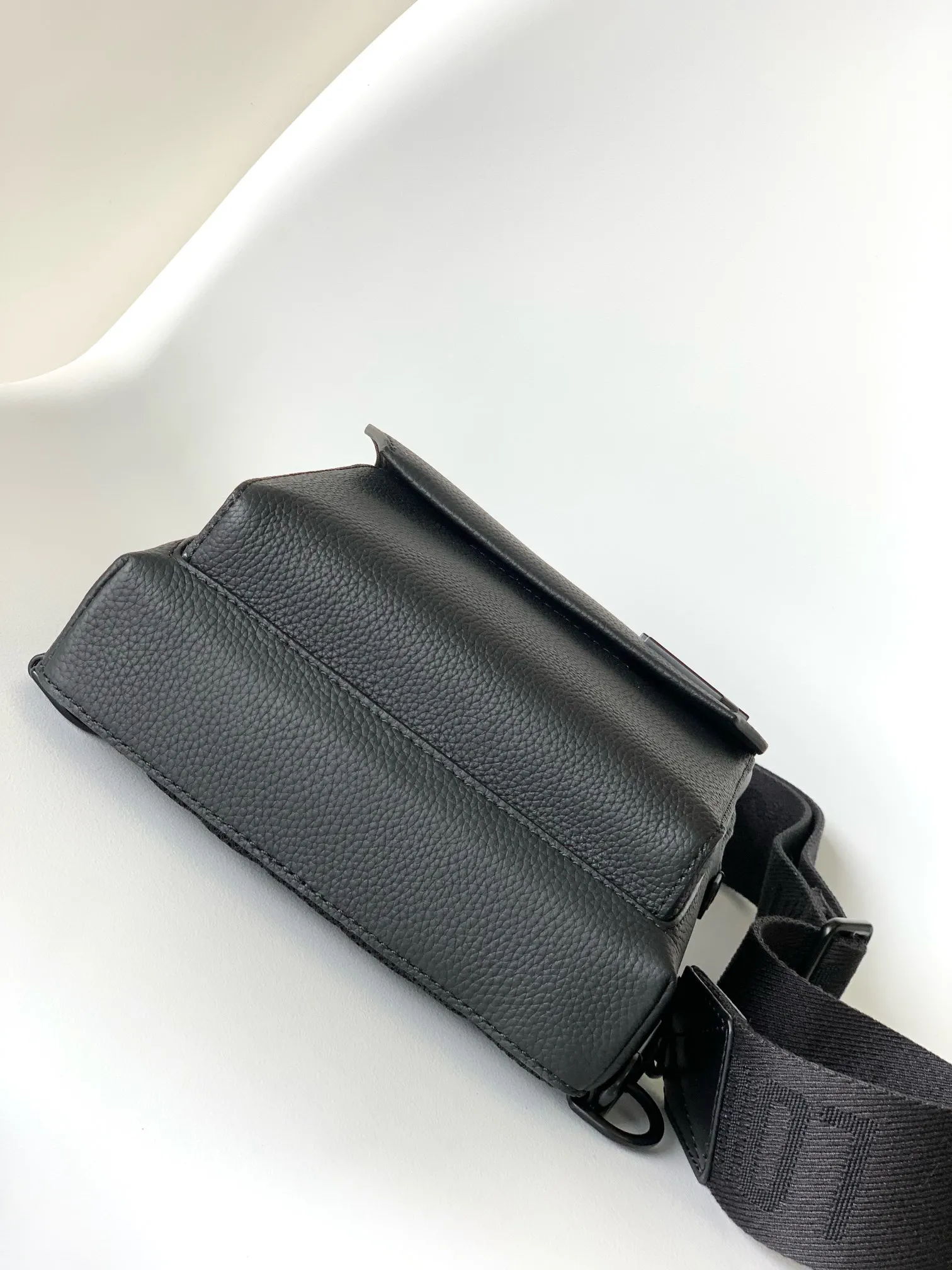 Louis Vuitton Pilot Slingbag M23736 - 图片 6