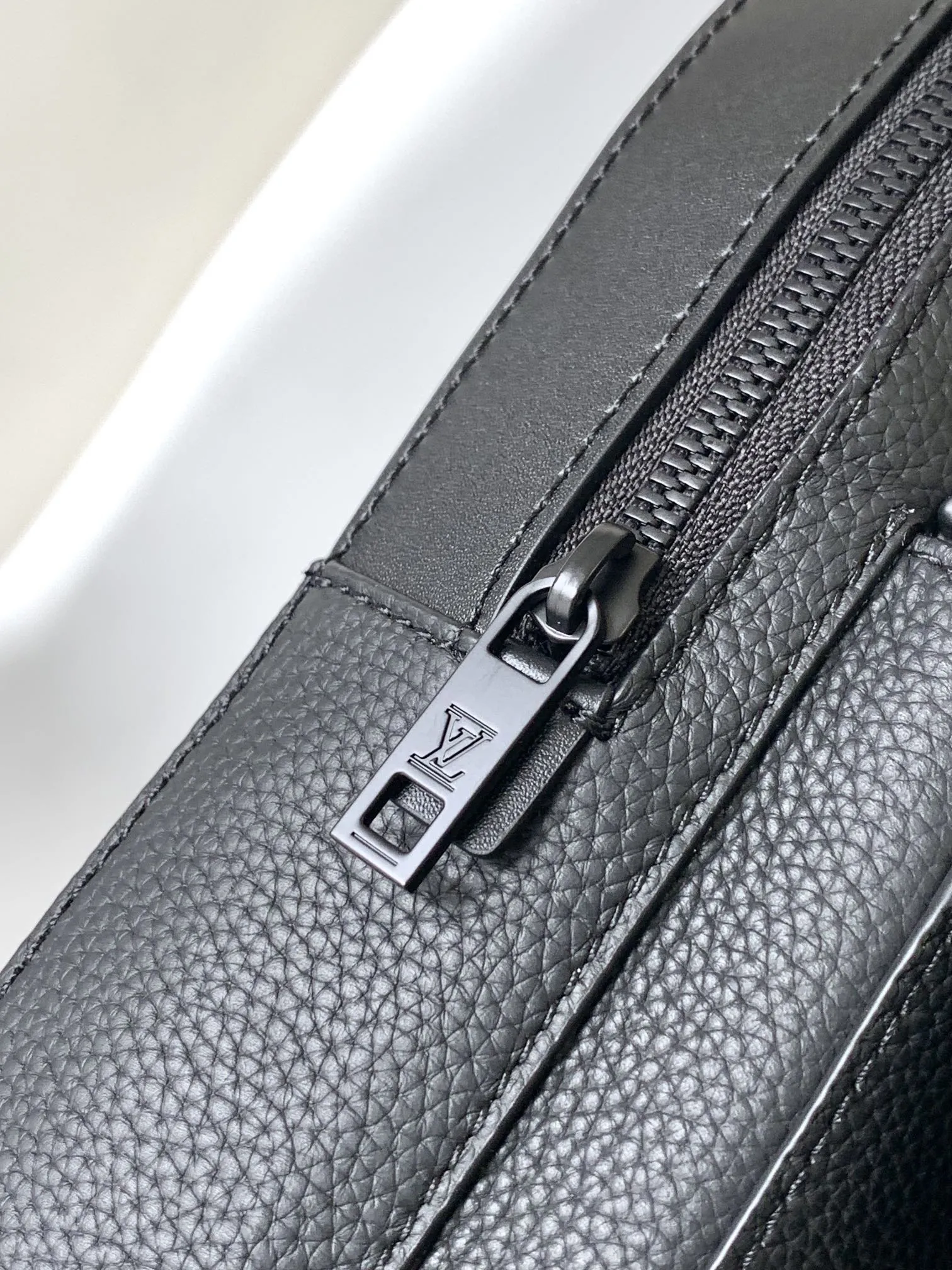 Louis Vuitton Pilot Slingbag M23736 - 图片 7