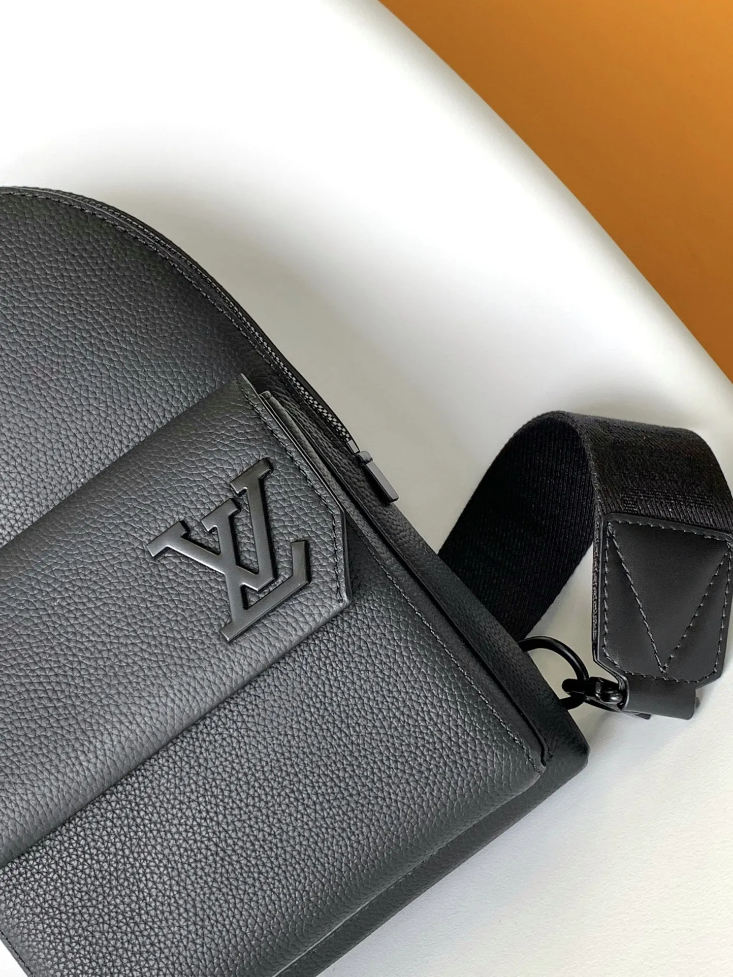 Louis Vuitton Pilot Slingbag M23736 - 图片 8