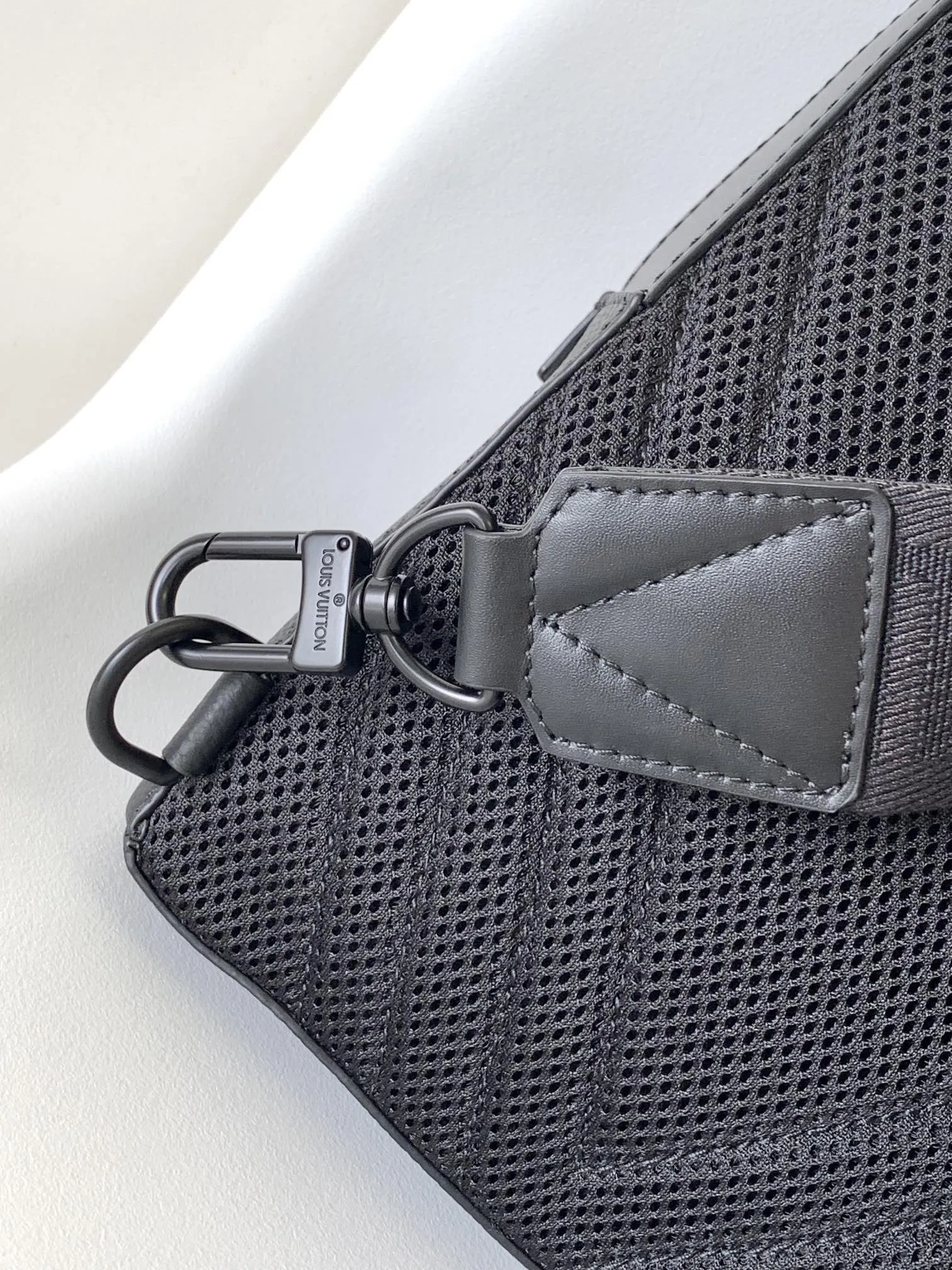 Louis Vuitton Pilot Slingbag M23736 - 图片 9