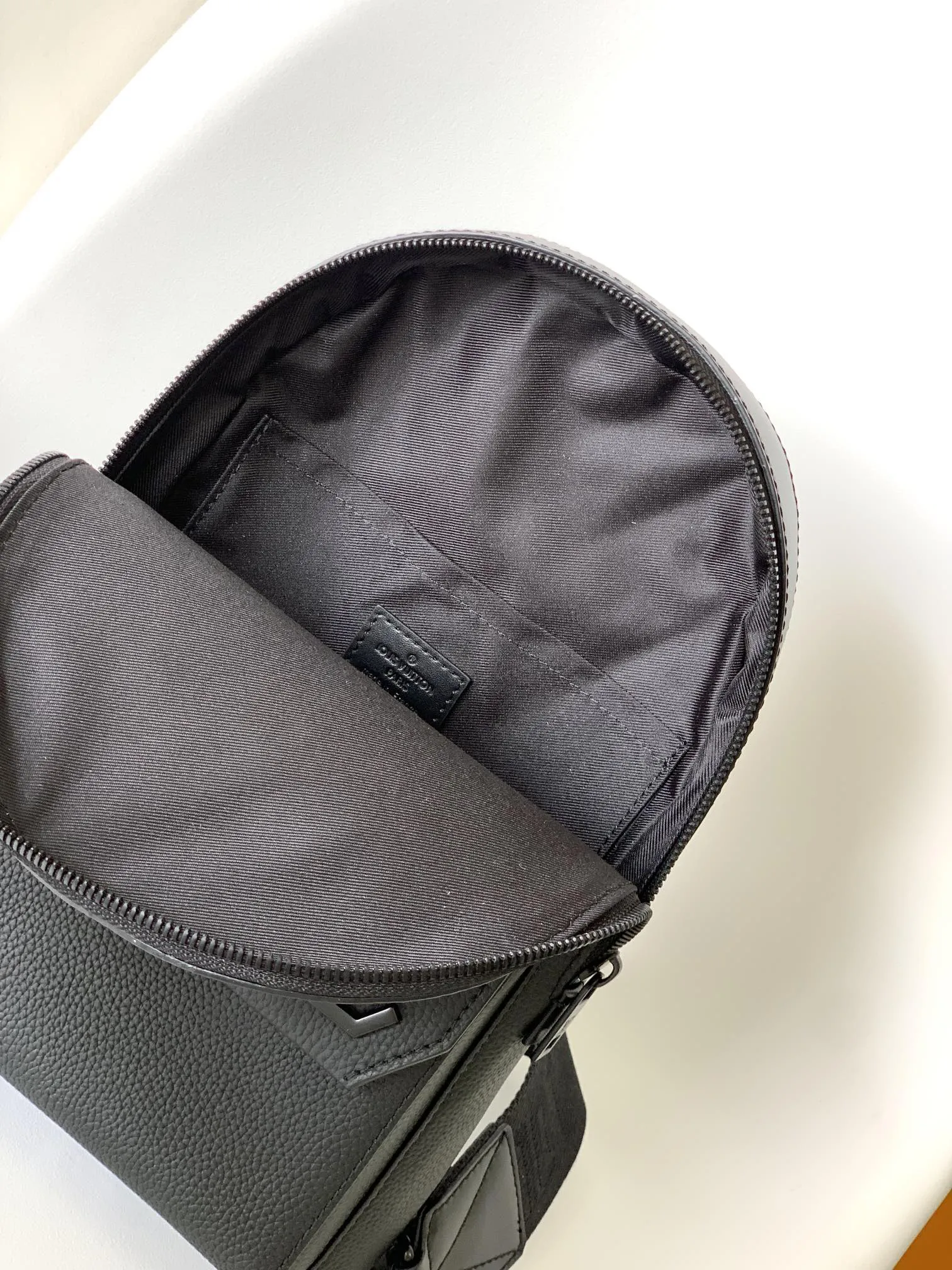 Louis Vuitton Pilot Slingbag M23736 - 图片 10