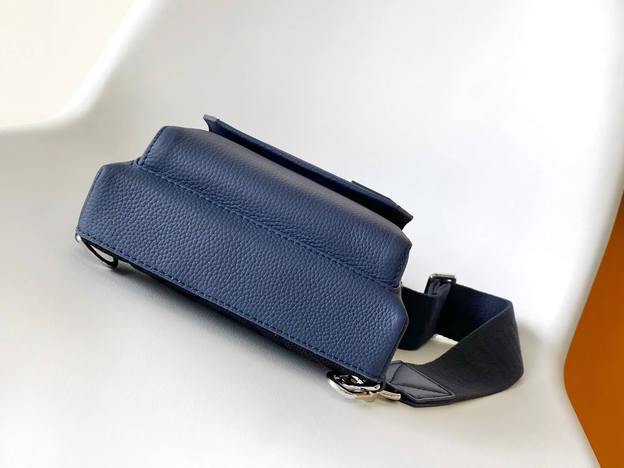Louis Vuitton Pilot Slingbag M11601 - Image 6