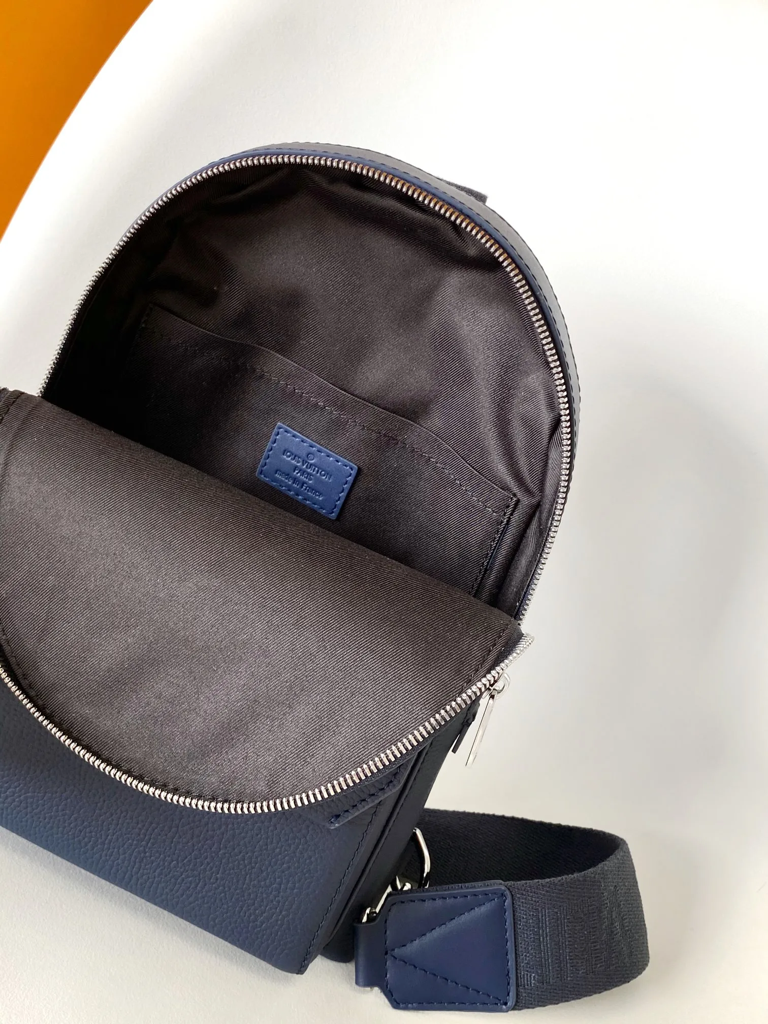Louis Vuitton Pilot Slingbag M11601 - Image 10