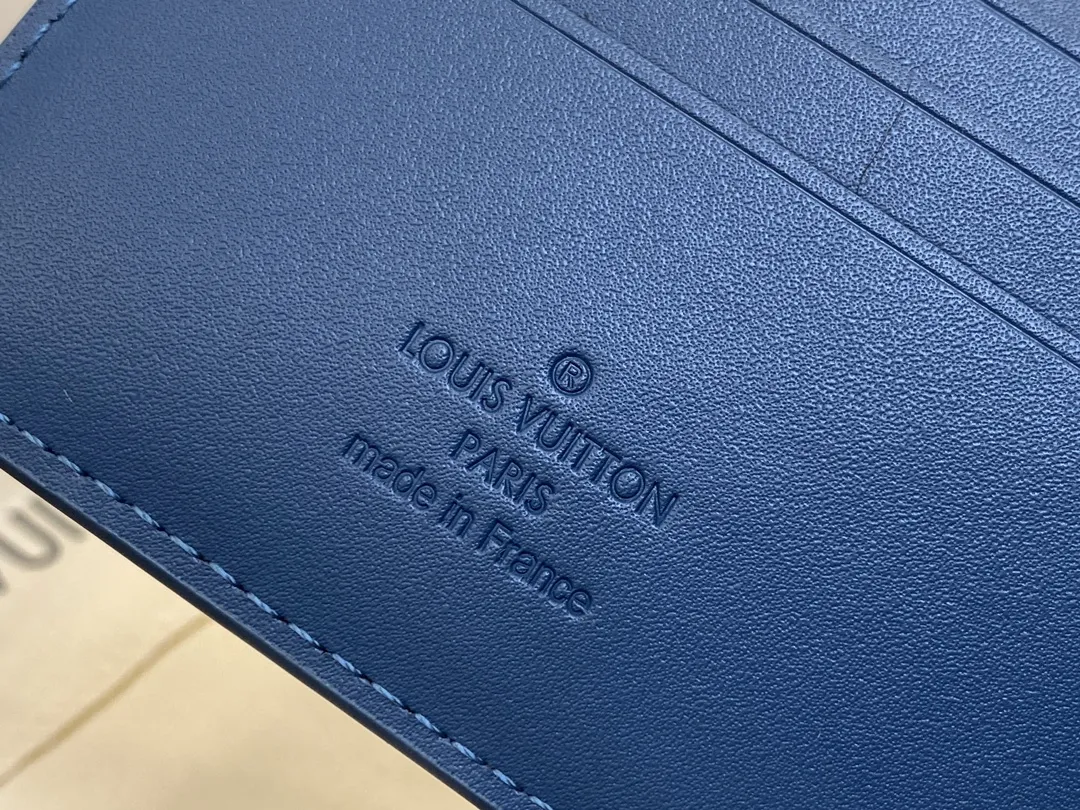 Alternative view of Louis Vuitton Multiple Wallet M82809