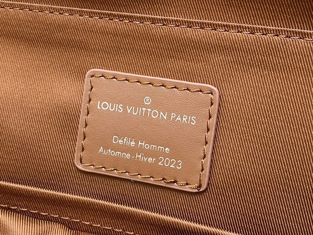 Alternative view of Louis Vuitton Montsouris M23099