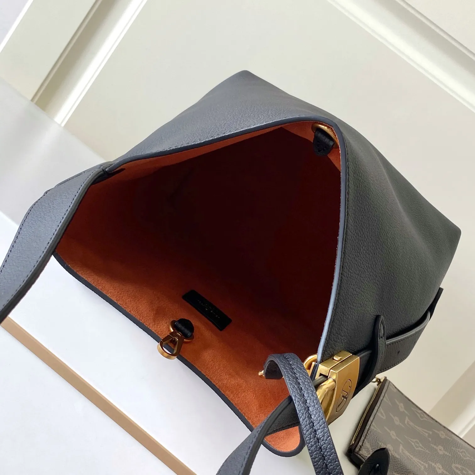 Louis Vuitton Low Key Hobo PM M25352 - 图片 9