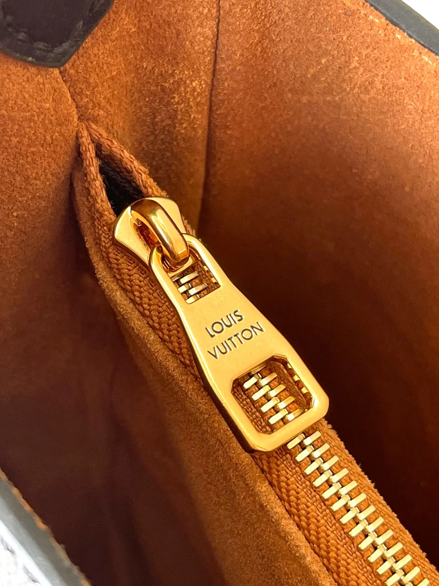 Louis Vuitton Low Key Shoulder Bag M24611 - 图片 9