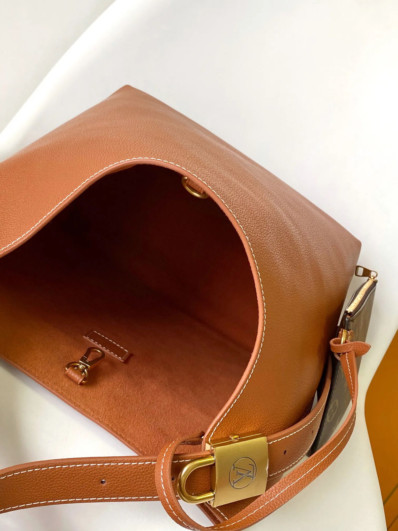 Louis Vuitton Low Key Hobo MM M24974 - Image 5