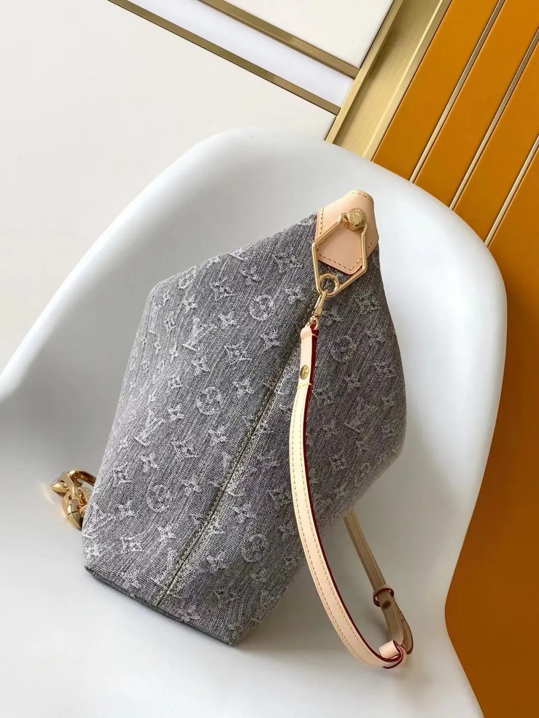 Louis Vuitton Coussin Hobo MM M13390 - Image 4