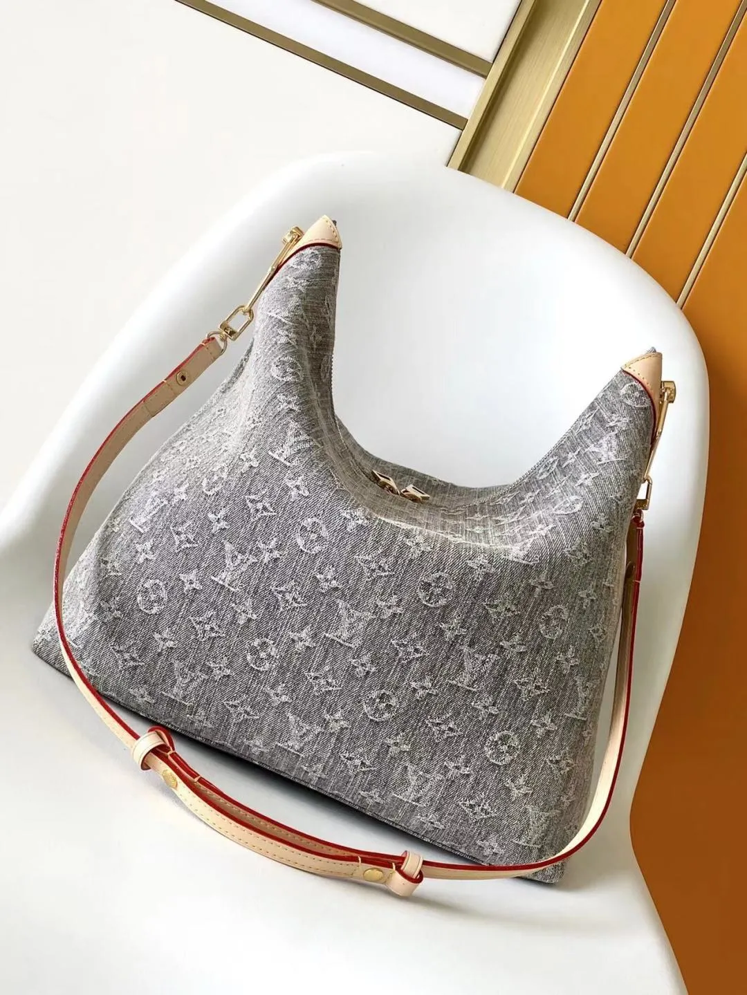 Louis Vuitton Coussin Hobo MM M13390 - Image 5