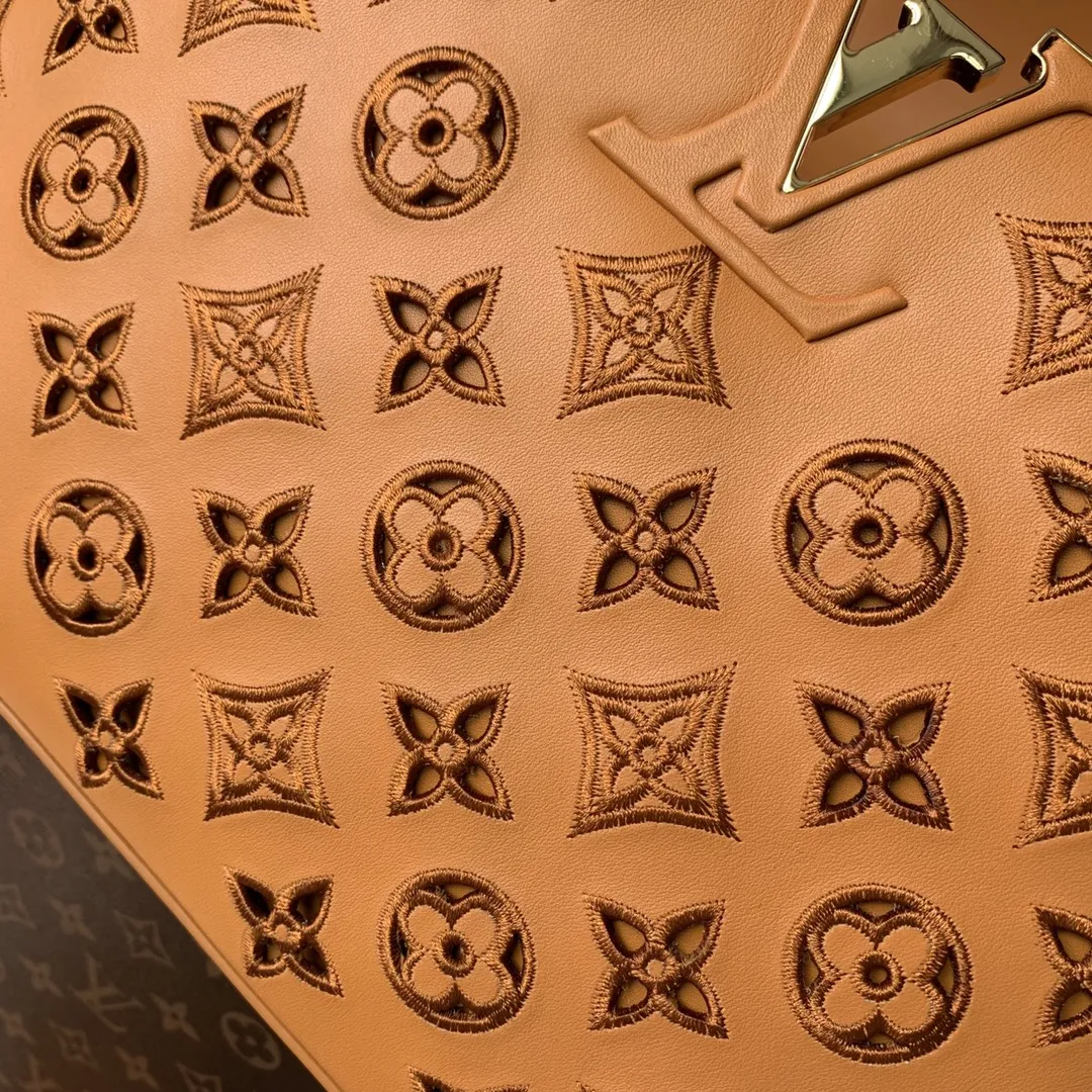 Alternative view of Louis Vuitton Capucines mini M22863