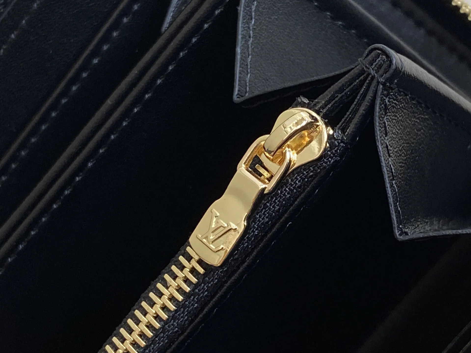 Louis Vuitton Zippy Wallet M14096 - Image 10