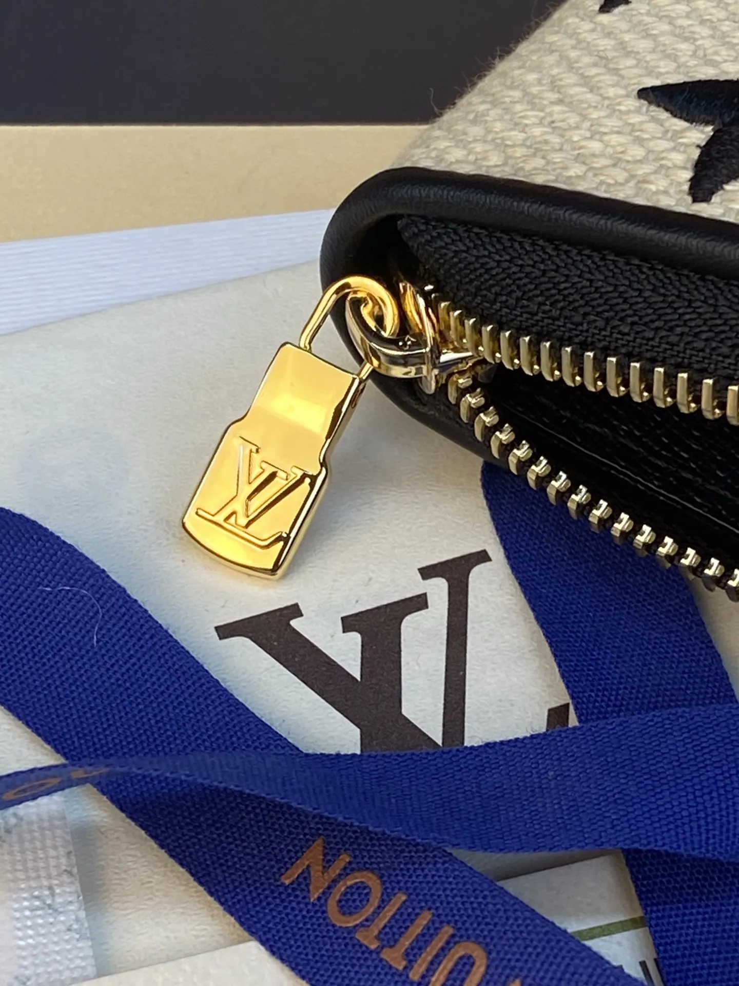 Alternative view of Louis Vuitton Zippy Wallet M82529