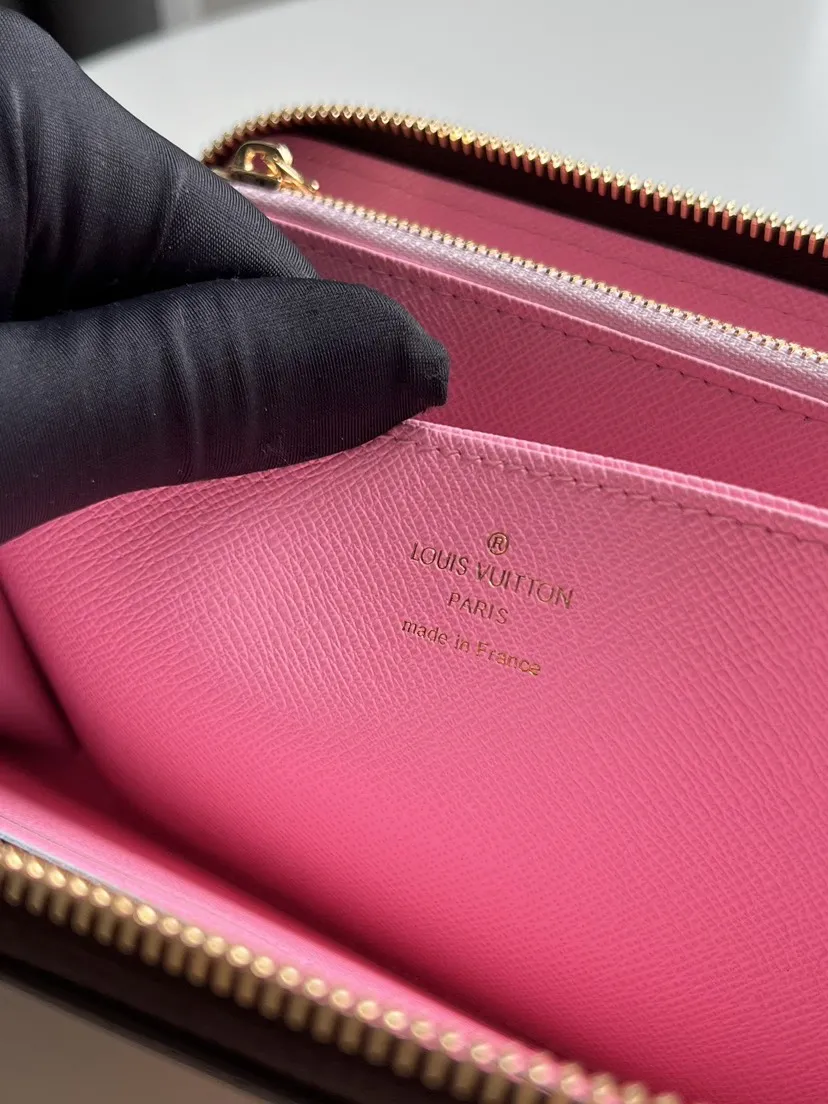 Alternative view of Louis Vuitton Zippy Wallet M82614