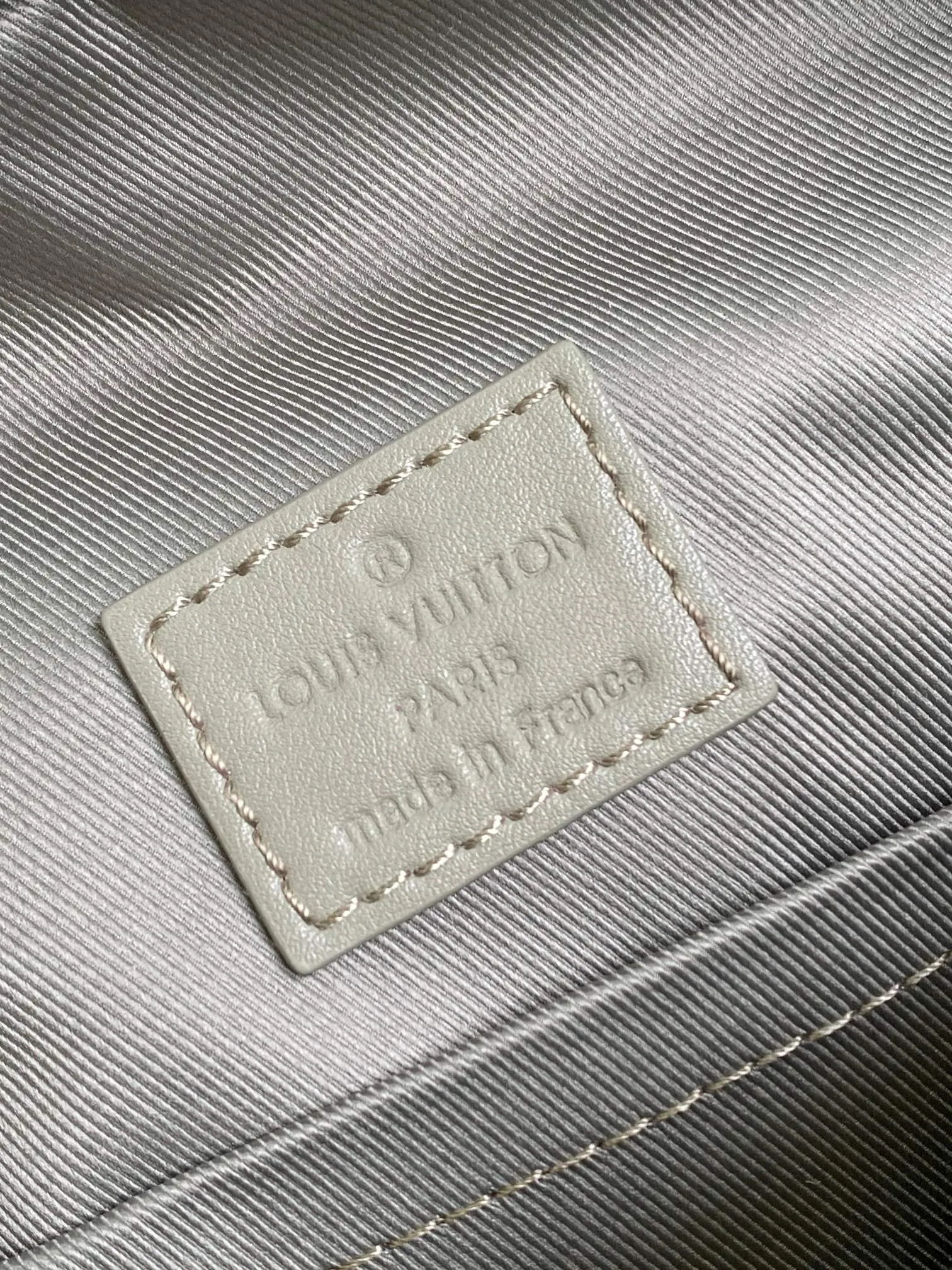 Alternative view of Louis Vuitton Avenue Slingbag M11702