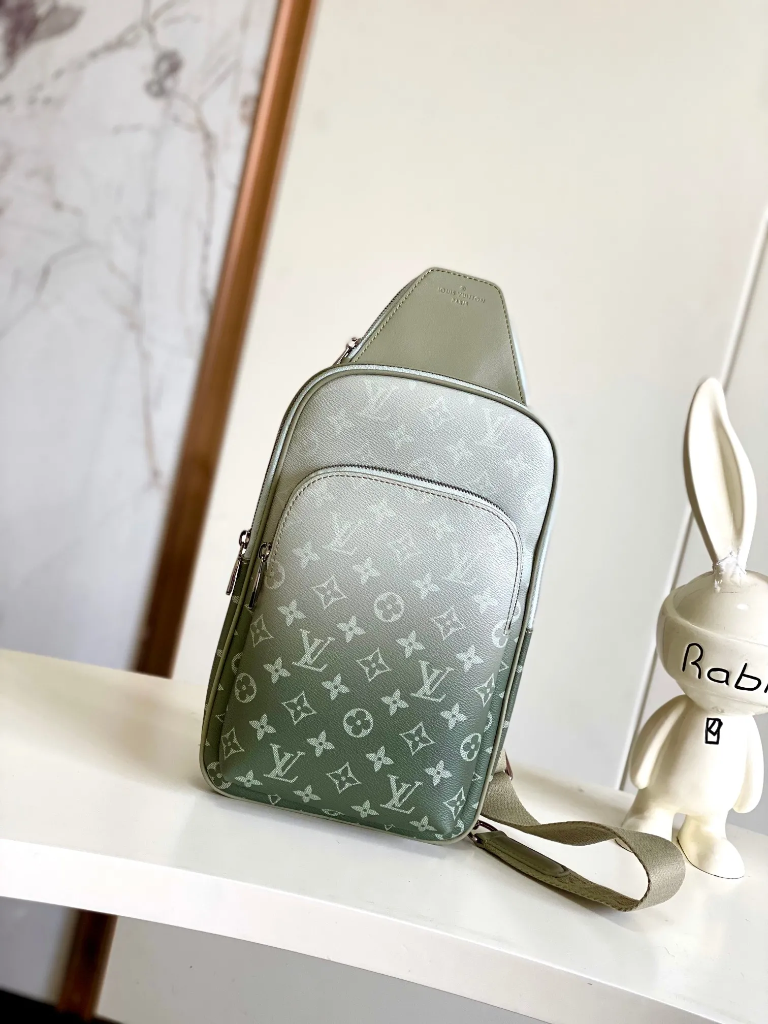 Louis Vuitton Avenue Slingbag M11702 - Image 3