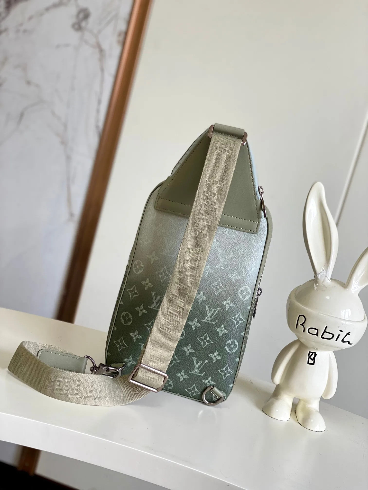 Louis Vuitton Avenue Slingbag M11702 - Image 5