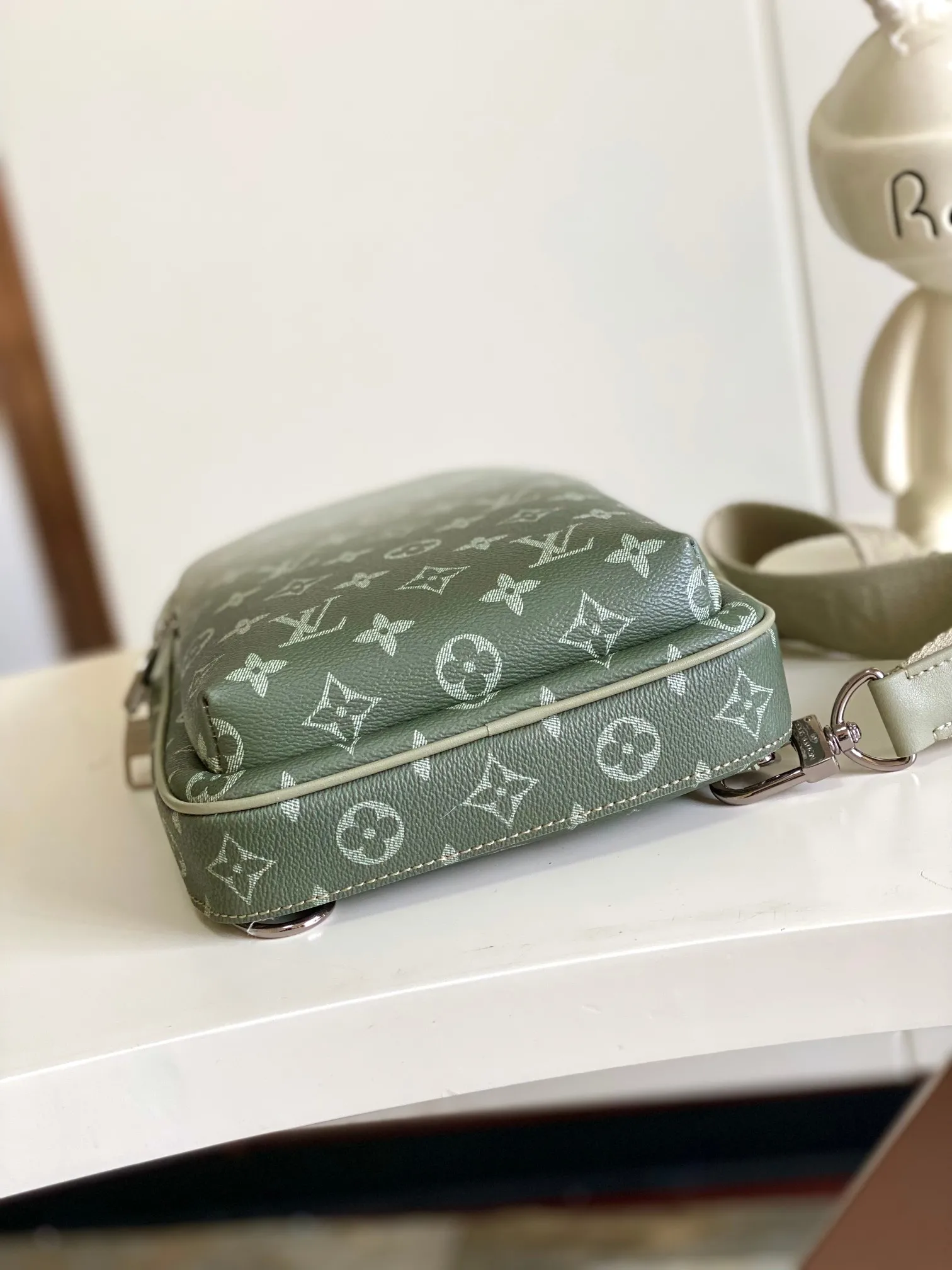 Louis Vuitton Avenue Slingbag M11702 - Image 6