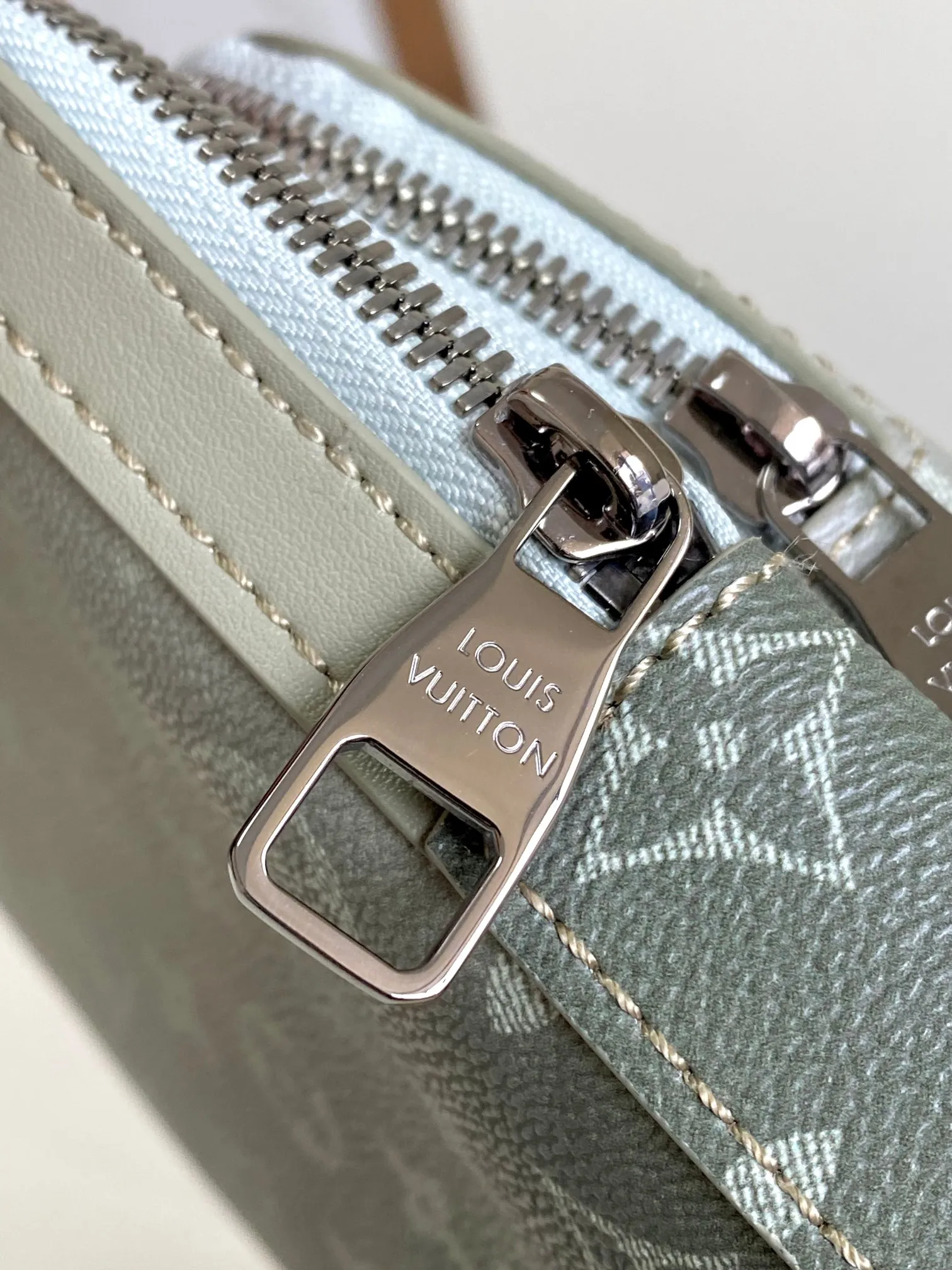 Louis Vuitton Avenue Slingbag M11702 - Image 8
