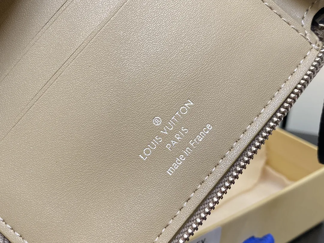 Alternative view of Louis Vuitton Zippy Wallet M81558
